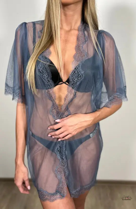 Close-up ženy v luxusní síťované kimono od Victoria’s Secret pro elegantní vzhled