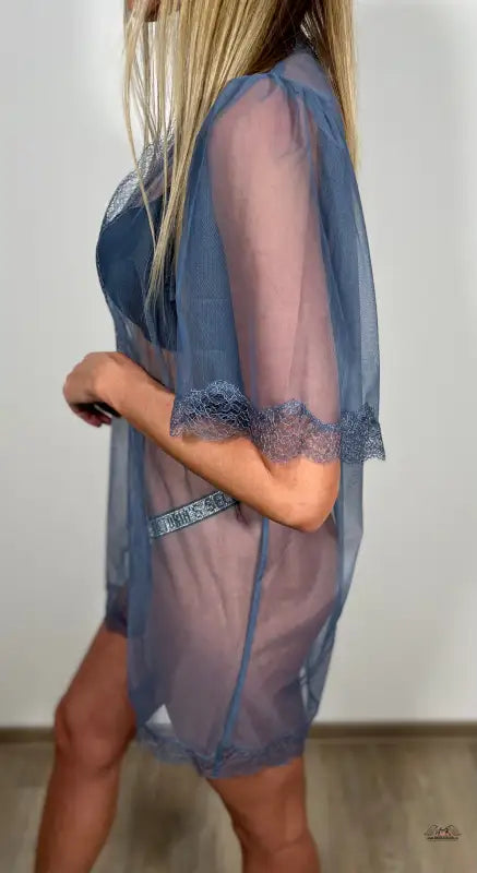 Žena v modrém s bundou Victoria’s Secret Síťované Kimono s Krajkou, luxusní pocit