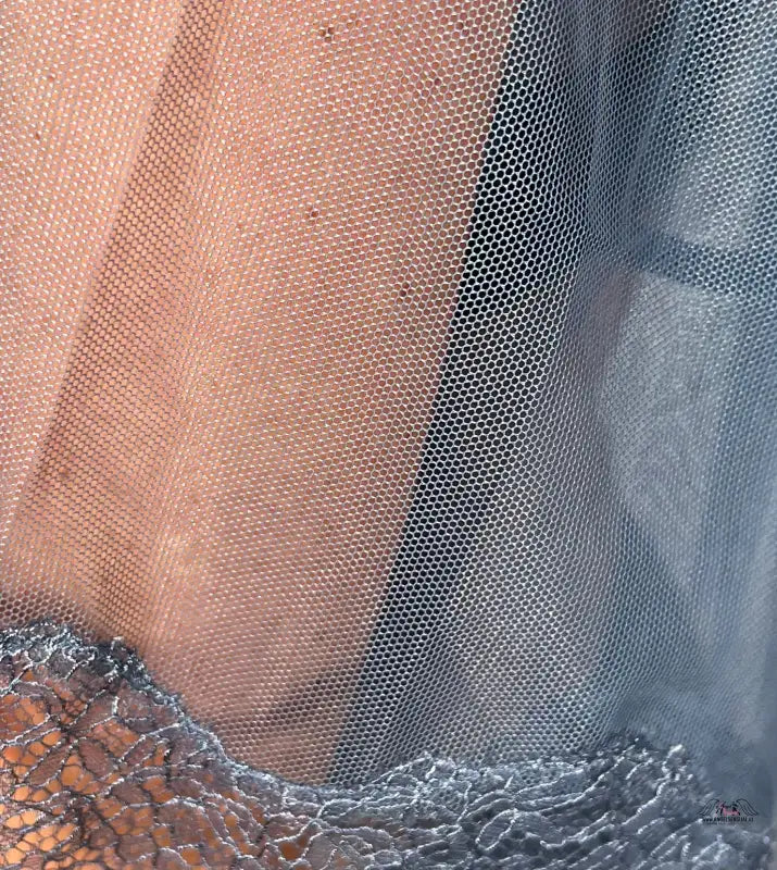 Obrázek síťovaného kimona Victoria’s Secret s kovovou síťkou pro luxusní pocit