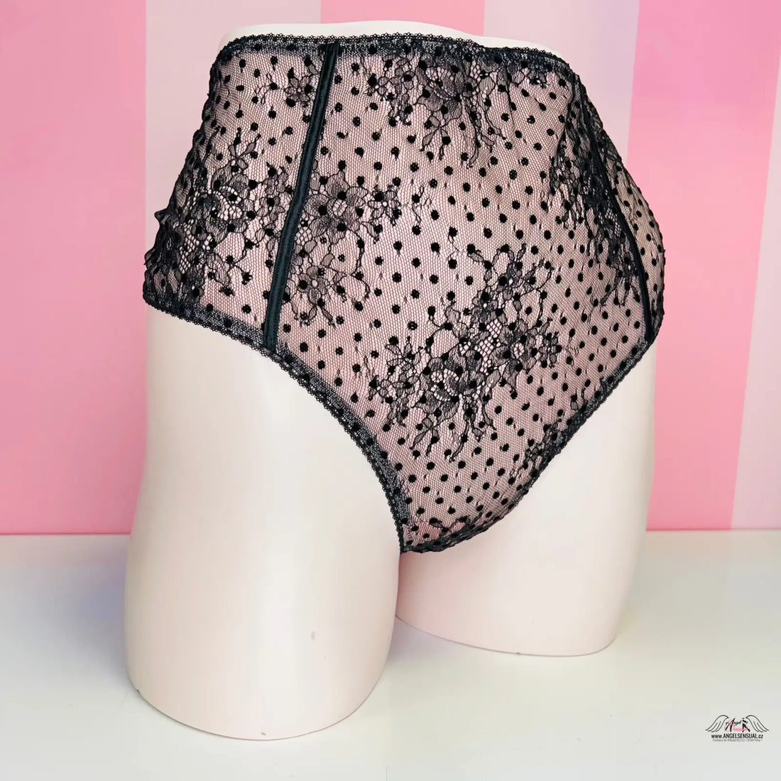 Black lace vysokým pasem síťované tanga s ozdobnými mašličkami na mannequinu