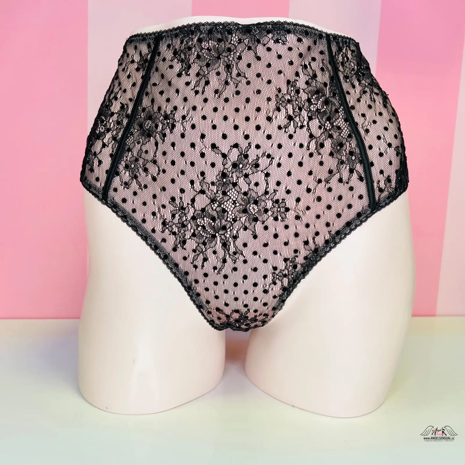 Black lace vysokým pasem síťované tanga s ozdobnými mašličkami na mannequinu