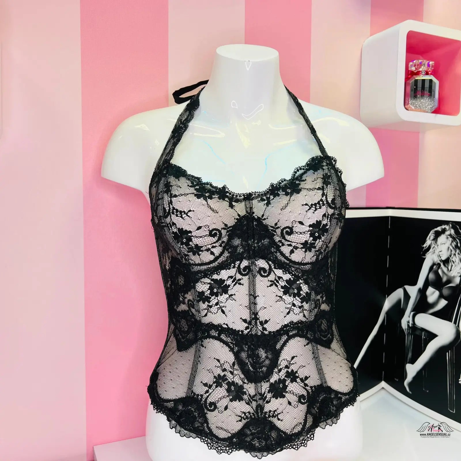 Černobílý lingerový korzet na figuríně, inspirovaný Agent Provocateur, svůdný růžový styl