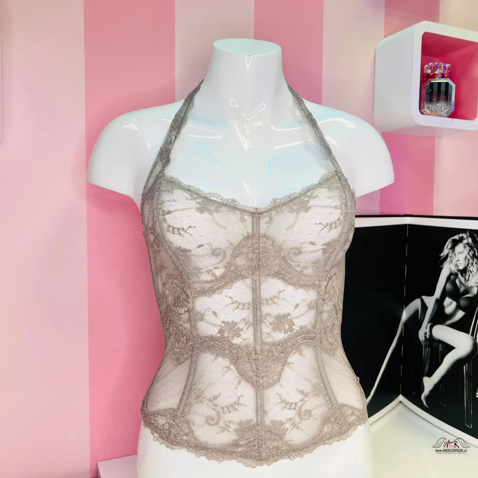 Manekýn s bílým stříbrným krajkovým korzetem z kolekce Victoria’s Secret Svůdný růžový korzet