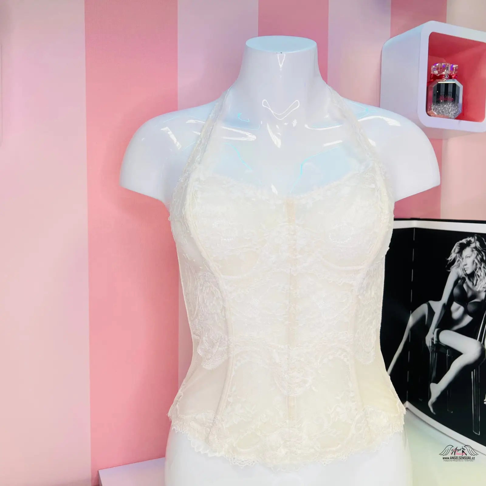 Manekýn s bílým svůdný růžový korzetem v produktu Victoria’s Secret Síťovaný Korzet Více Barev