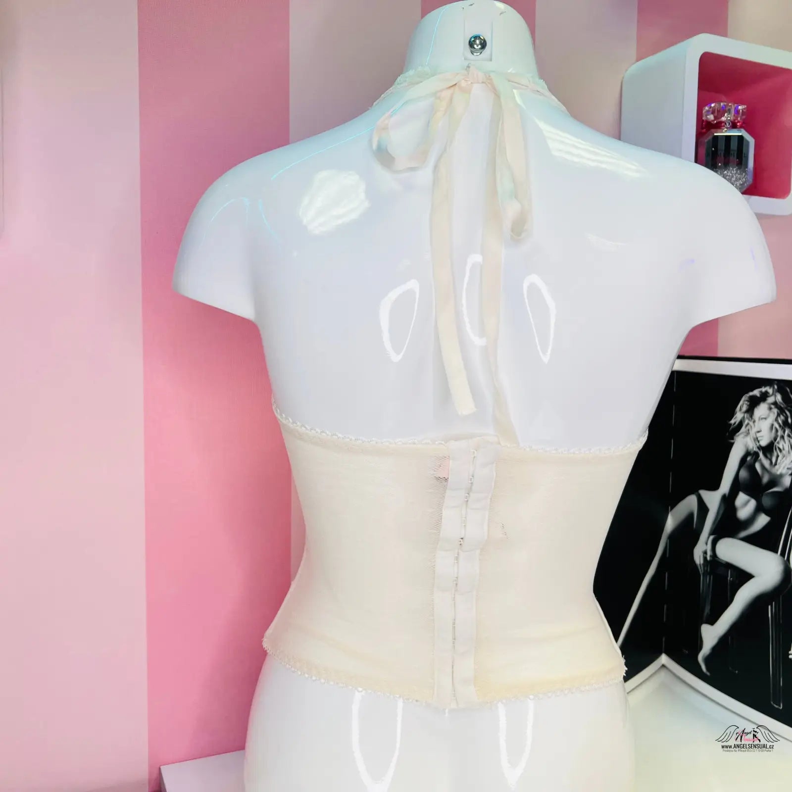 Manekýn s bílým svůdným růžovým korzetem Victoria’s Secret Síťovaný Korzet