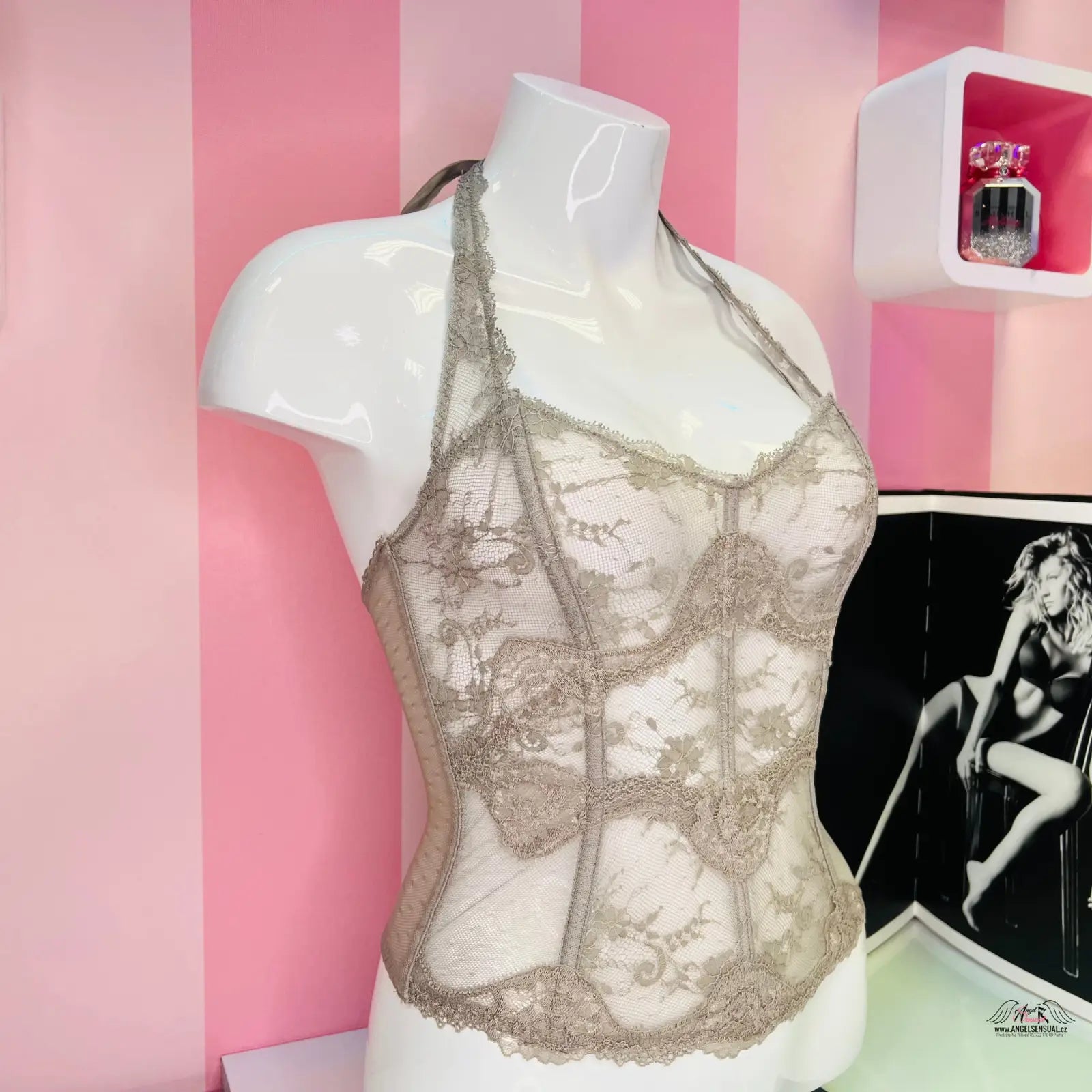 Manekýn s bílým a šedým krajkovým topem v produktu Victoria’s Secret Síťovaný Korzet Více Barev, inspirovaný agent provocateur a svůdný růžový kor
