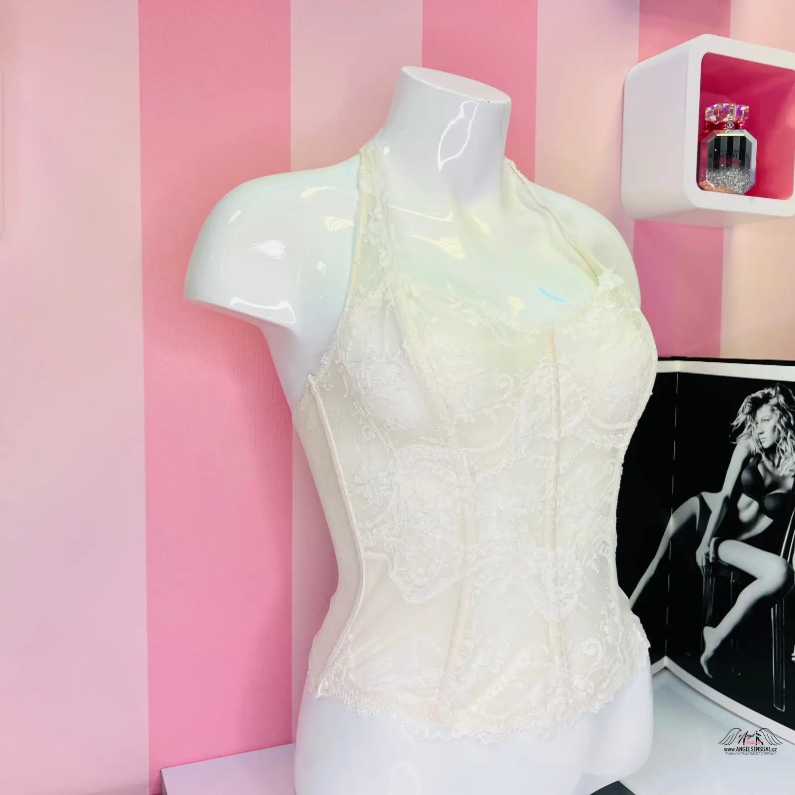 Manekýn v bílém šate s názvem Victoria’s Secret Síťovaný Korzet Svůdný Růžový