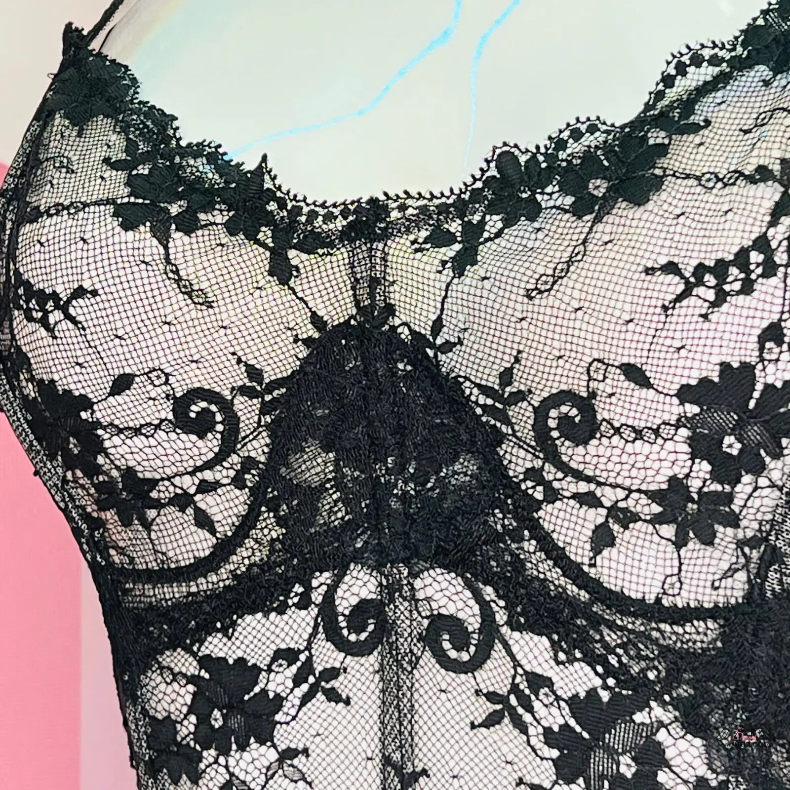 Detailní pohled na černobílý krajkový bralet ze Svůdný růžový korzet od Victoria’s Secret