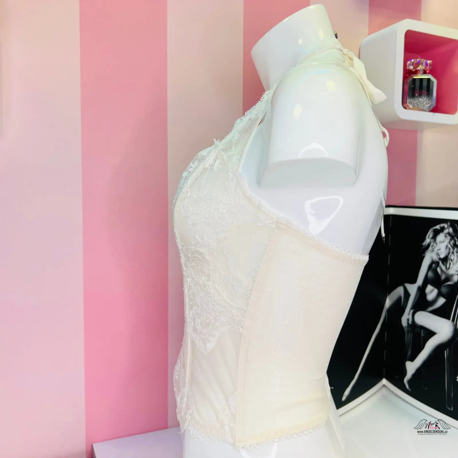 Manekýn v bílém šate s agent provocateur svůdný růžový korzet v produktu Victoria’s Secret Síťovaný Korzet Více Barev