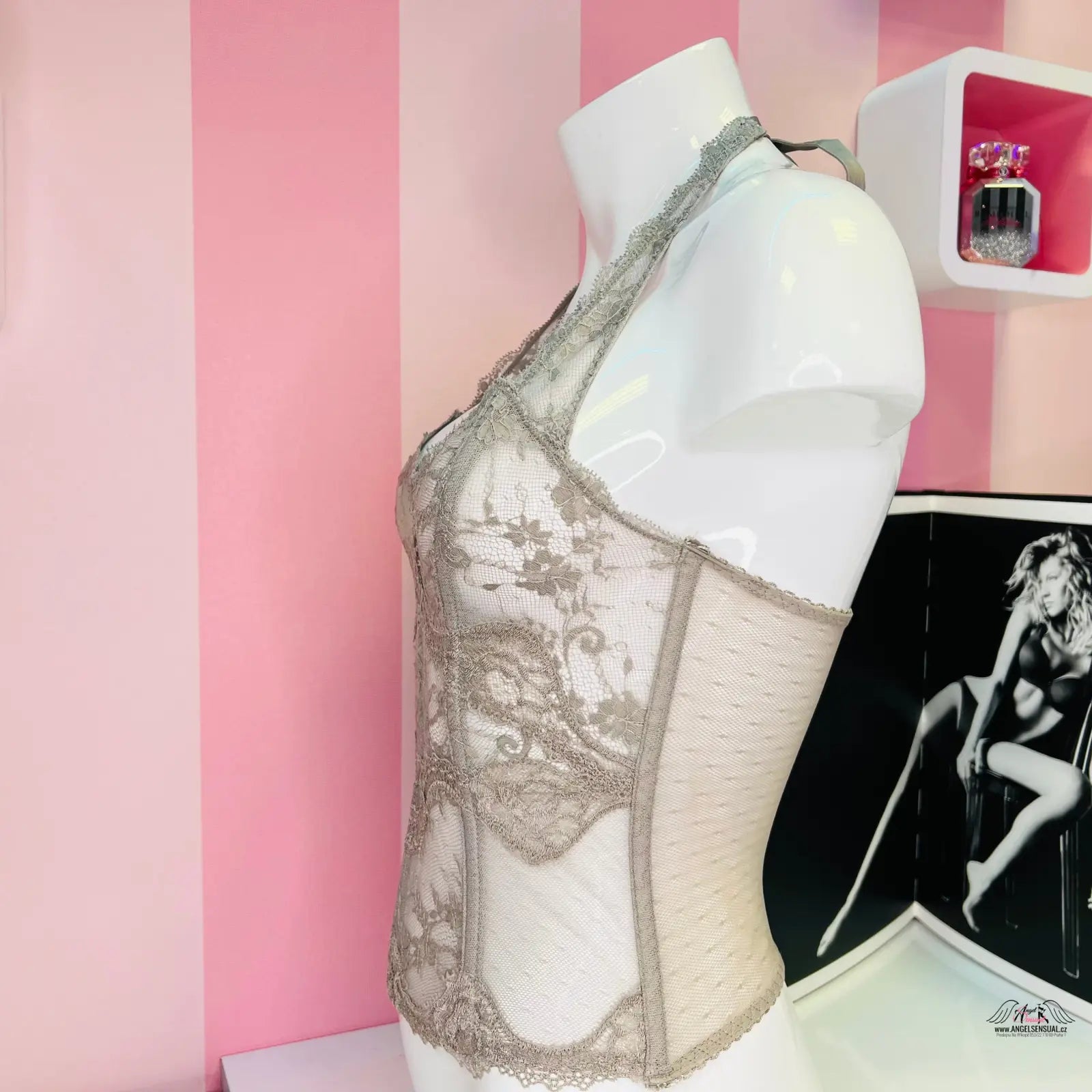 Obrázek zobrazující Victoria’s Secret Síťovaný Korzet Více Barev s agent provocateur a svůdný růžový korzet