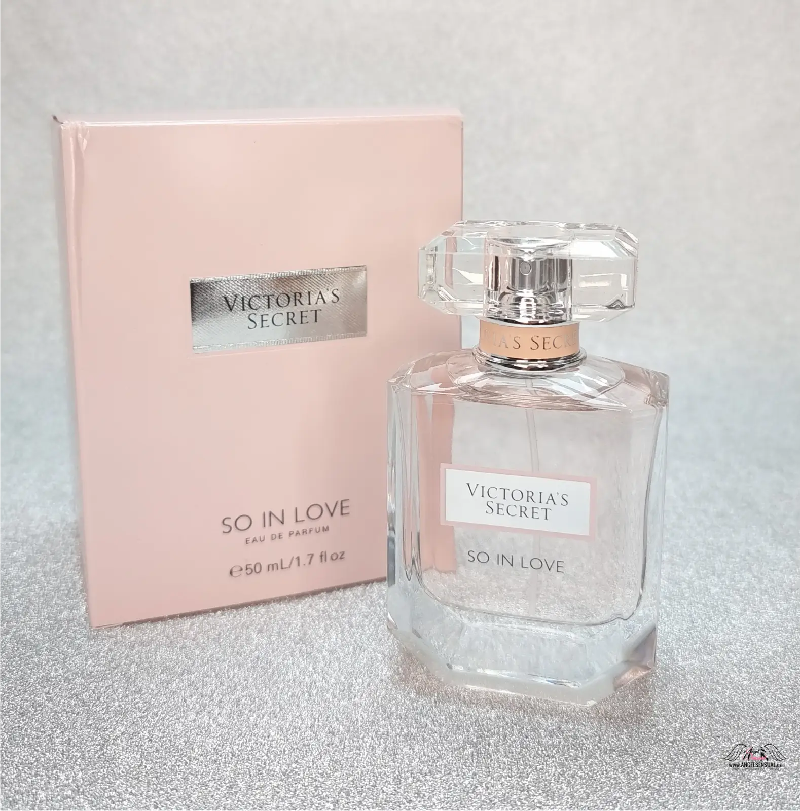 Victoria’s Secret So In Love parfémová lahvička a krabice s ikonickou vůní love