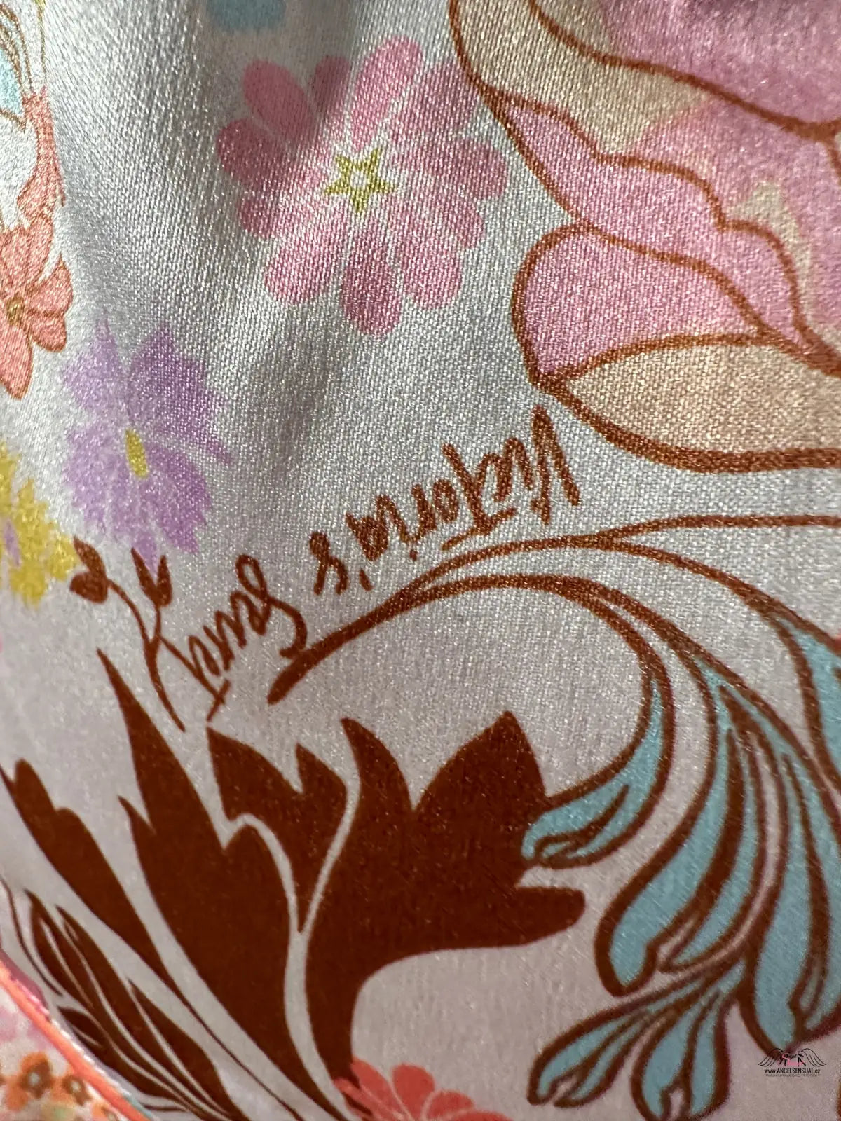 Close-up of růžovo-modrý květinový vzor na Victoria’s Secret Šortky s Krajkou