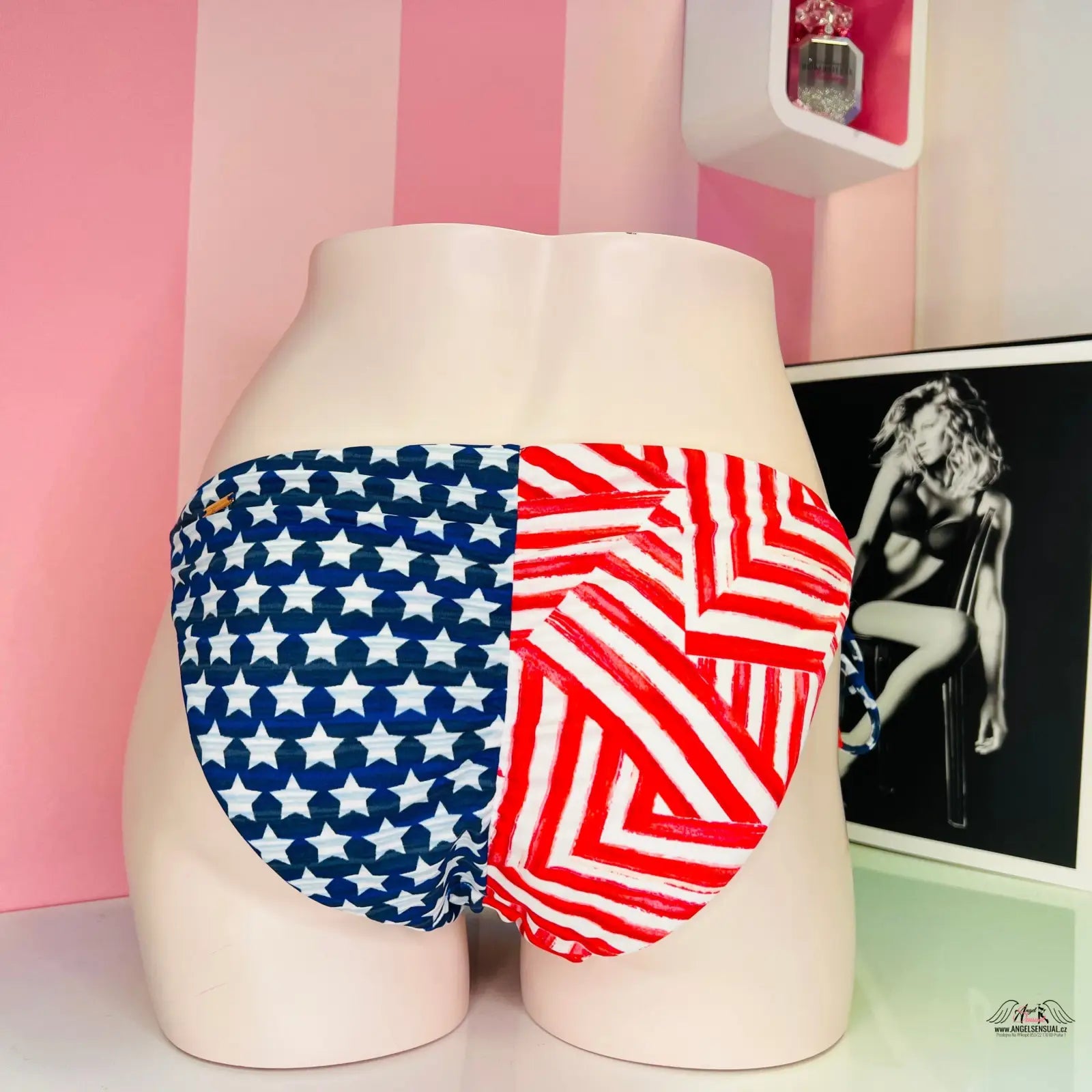 Spodní díl plavek s motivem americké vlajky na figuríně, Victoria’s Secret