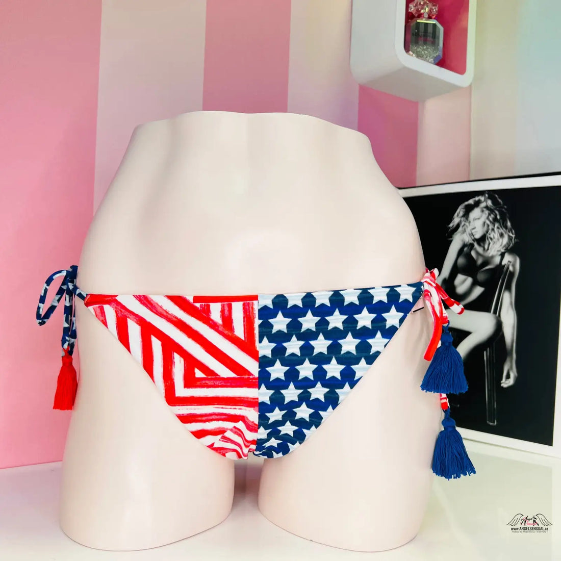 Spodní díl plavek s motivem americké vlajky a modrými třásněmi na bílém manekýnu