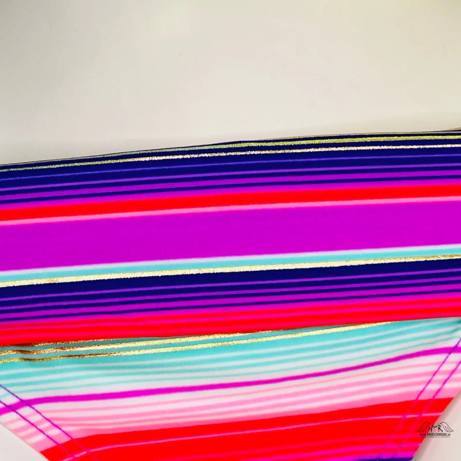 Vibrantní diagonální pruhy v růžové, červené, modré a tyrkysové barvě na spodní díl plavek Victoria’s Secret
