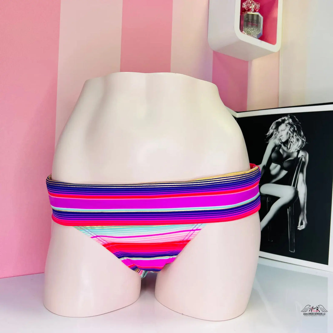 Pink a fialové pruhované spodní díl plavek s lehce vyšším pasem na figuríně