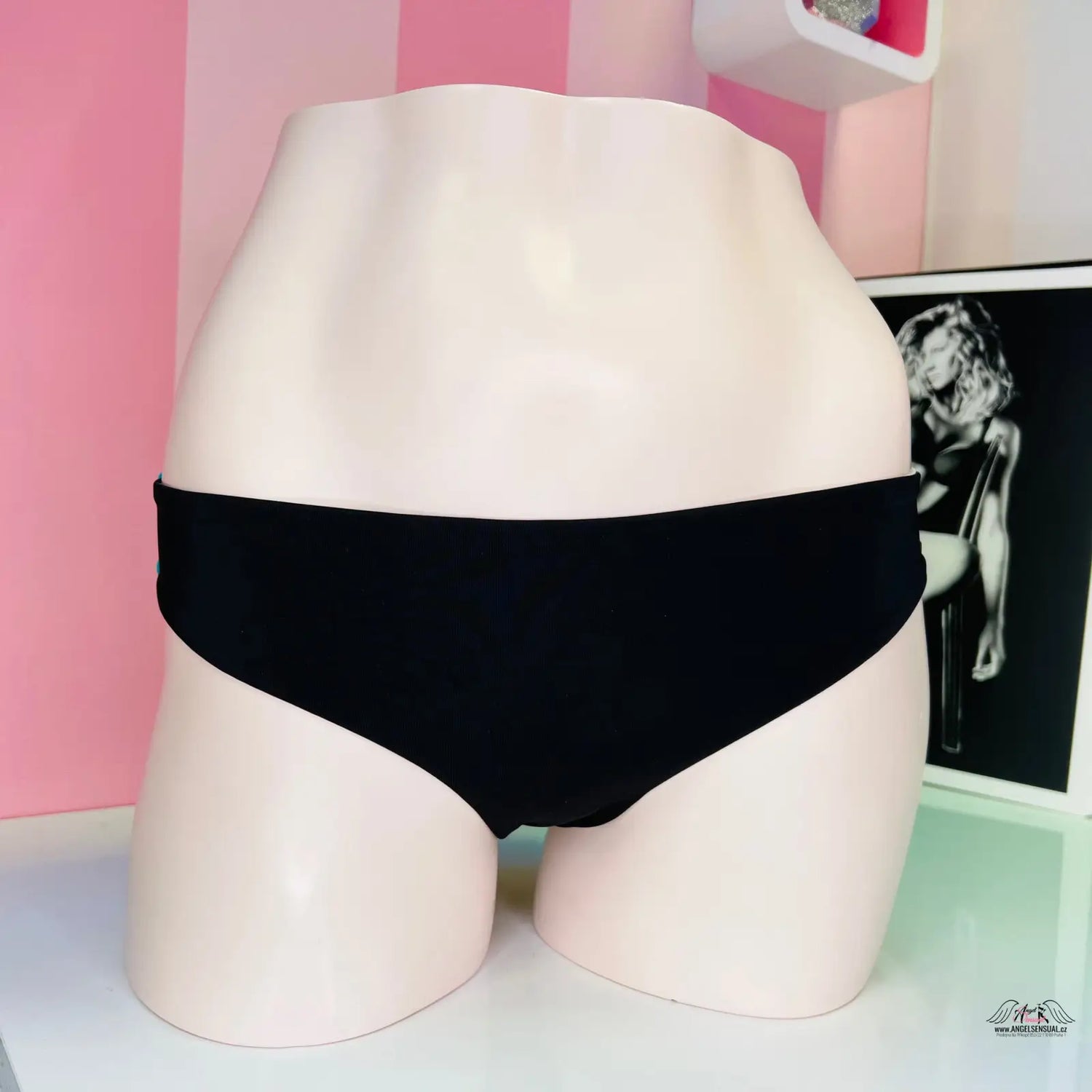 Stylový spodní díl plavek Victoria’s Secret s černým bikini vzhledem pro výrazné hýždě