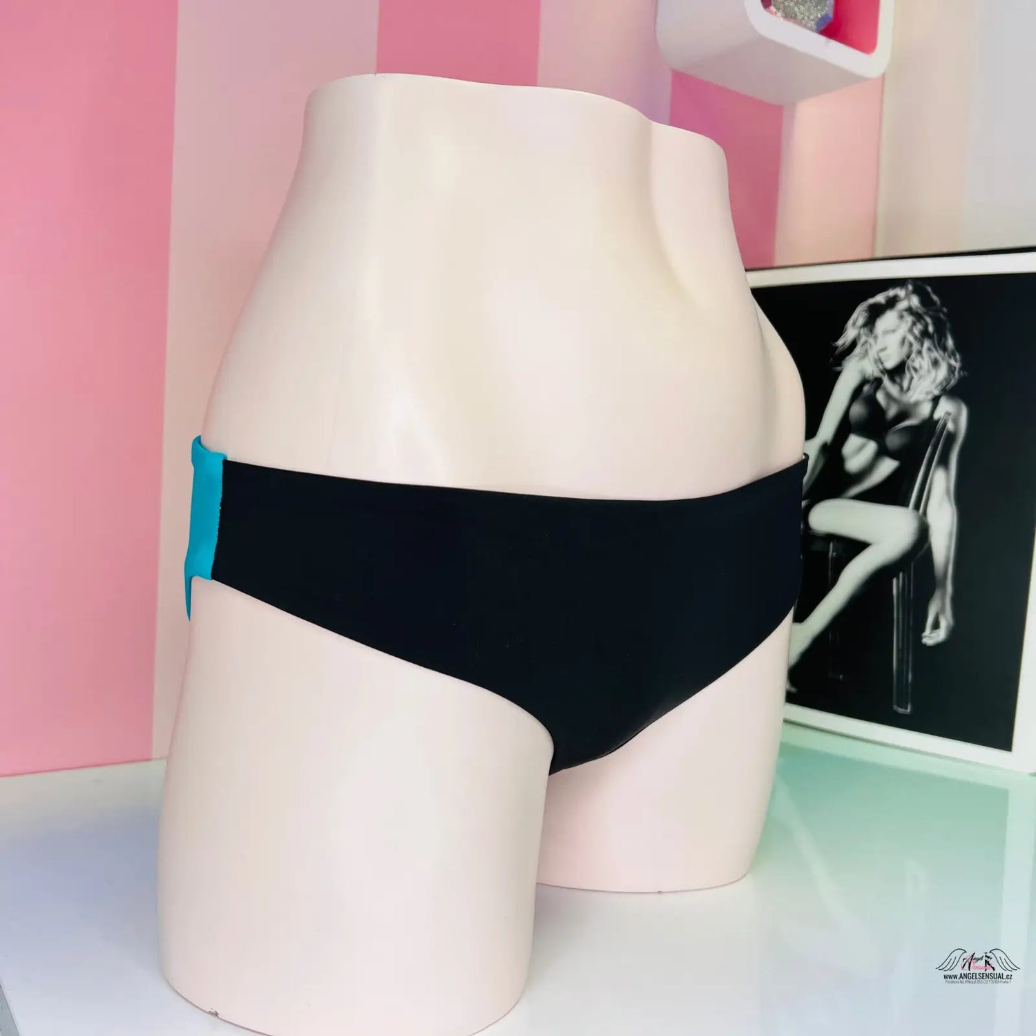Stylový spodní díl plavek Victoria’s Secret s černým bikini a tyrkysovými akcenty