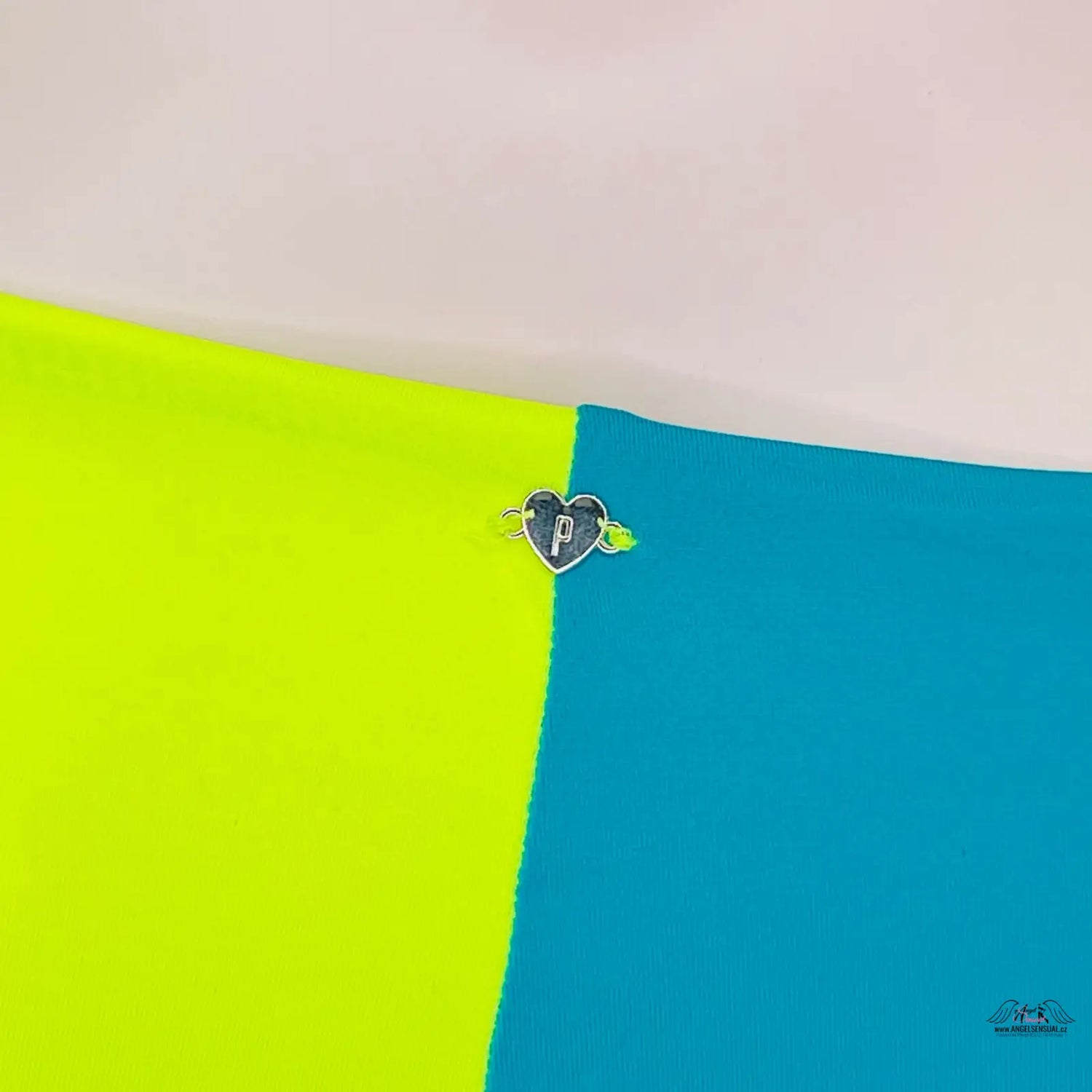 Obrázek stylového spodního dílu plavek Victoria’s Secret s srdíčkovým přívěskem a písmenem P