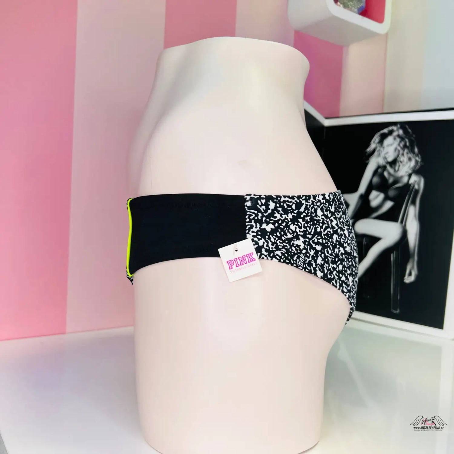 Black and white patterned bikini bottoms with stříbrným srdíčkem from Victoria’s Secret