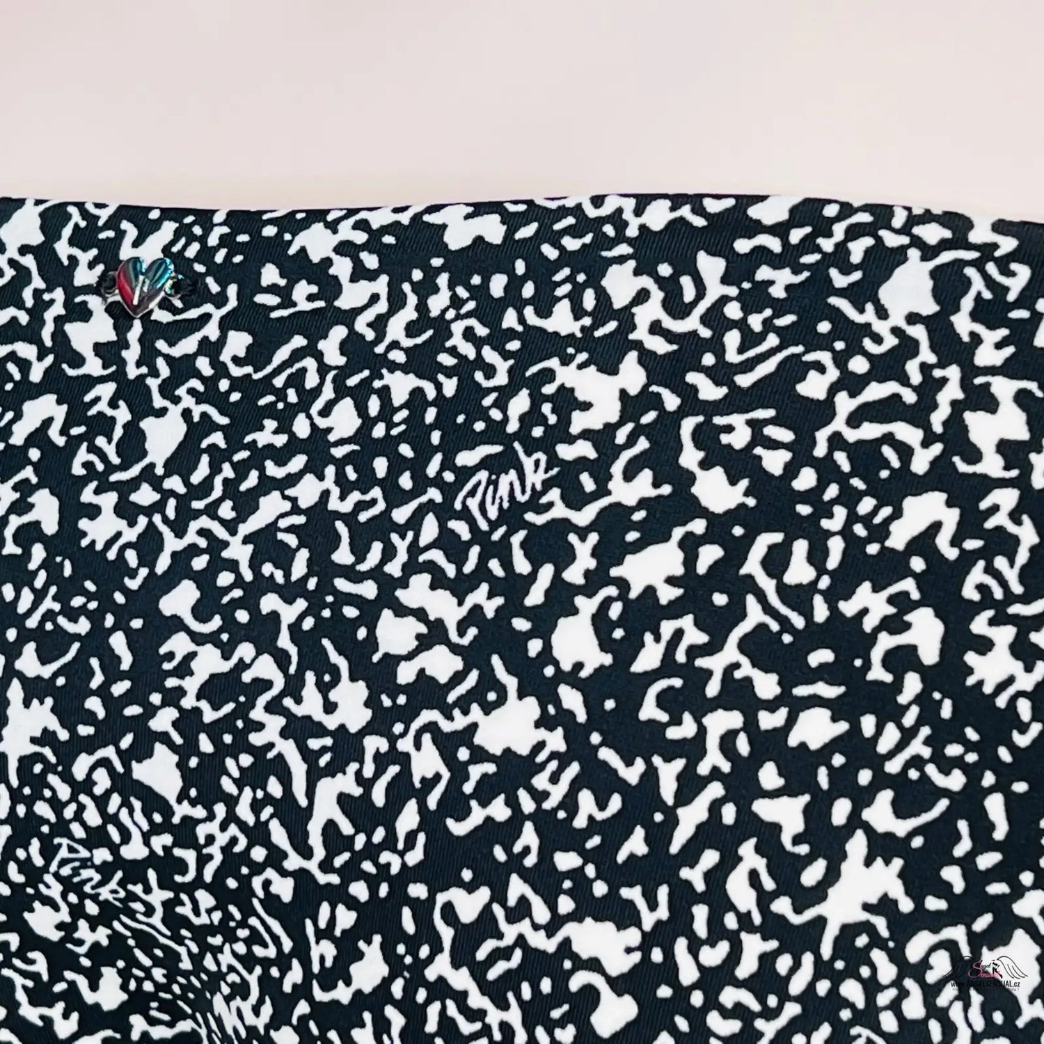 Black and white speckled fabric of Victoria’s Secret Spodní Díl Plavek with agent provocateur Žíhaný spodní díl and stříbrným srdíčkem