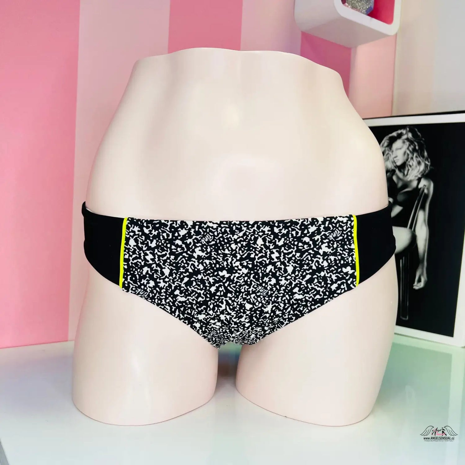 Černobílé vzorované spodní díl plavek Victoria’s Secret s agent provocateur a stříbrným srdíčkem