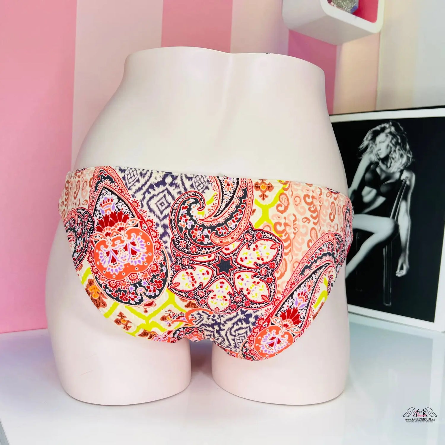 Patterned bikini bottoms z kolekce Victoria’s Secret luxusní spodní díl plavek se zlatými detaily