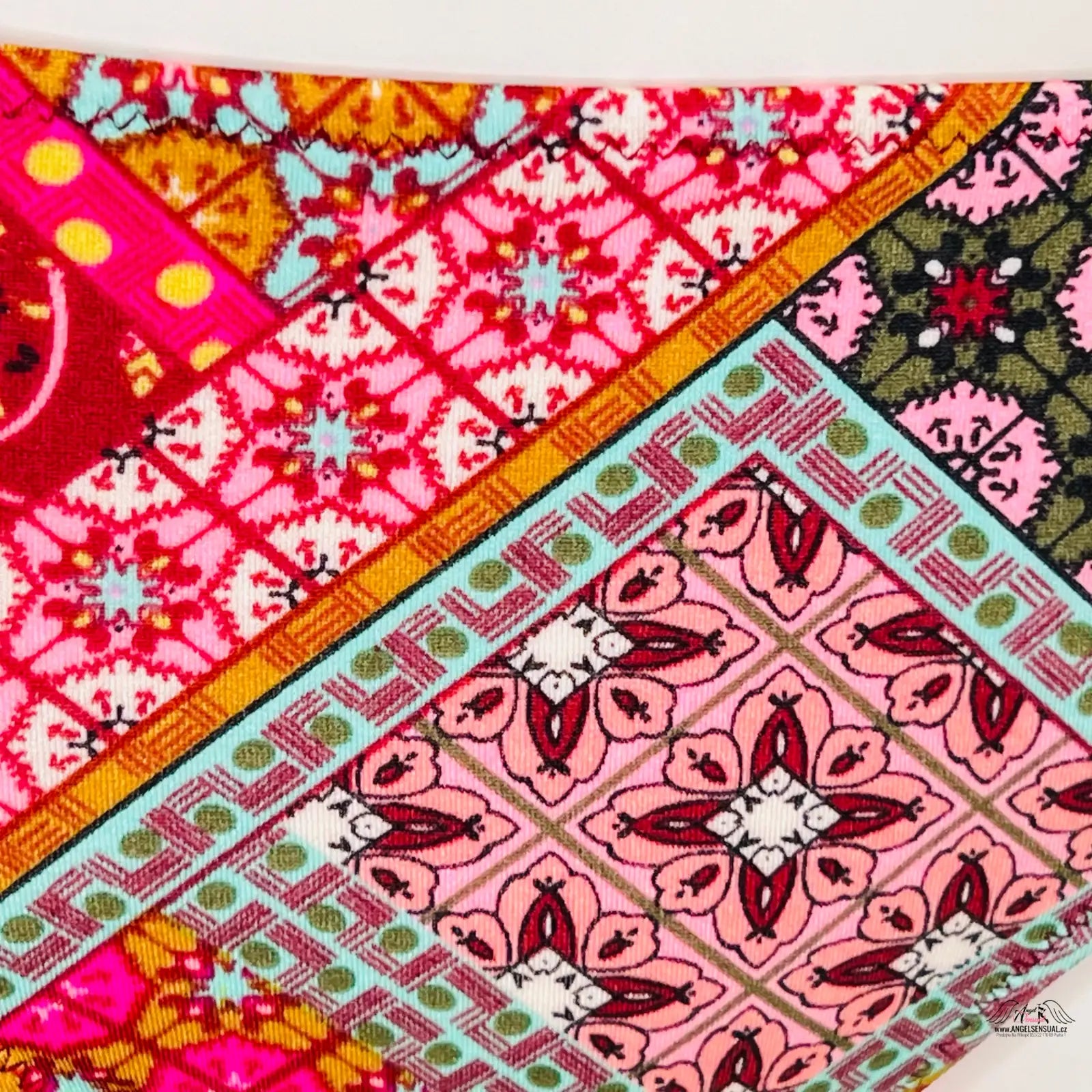 Veselý spodní díl plavek Victoria’s Secret s barevným vzorem geometrických a květinových motivů