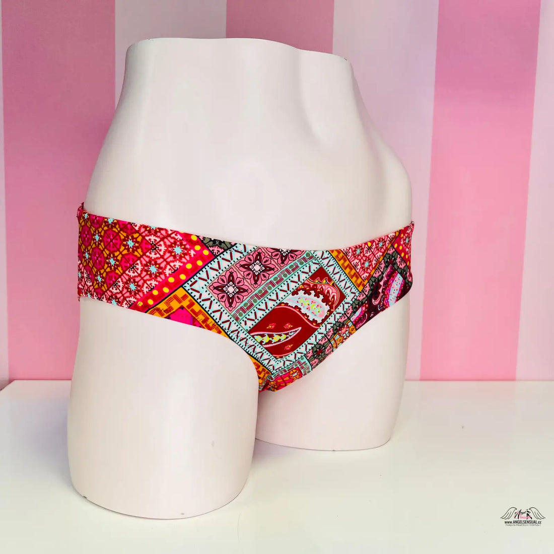 Red and pink pestrobarevný elastický spodní díl plavek s paisley vzorem Dobrodružné duše