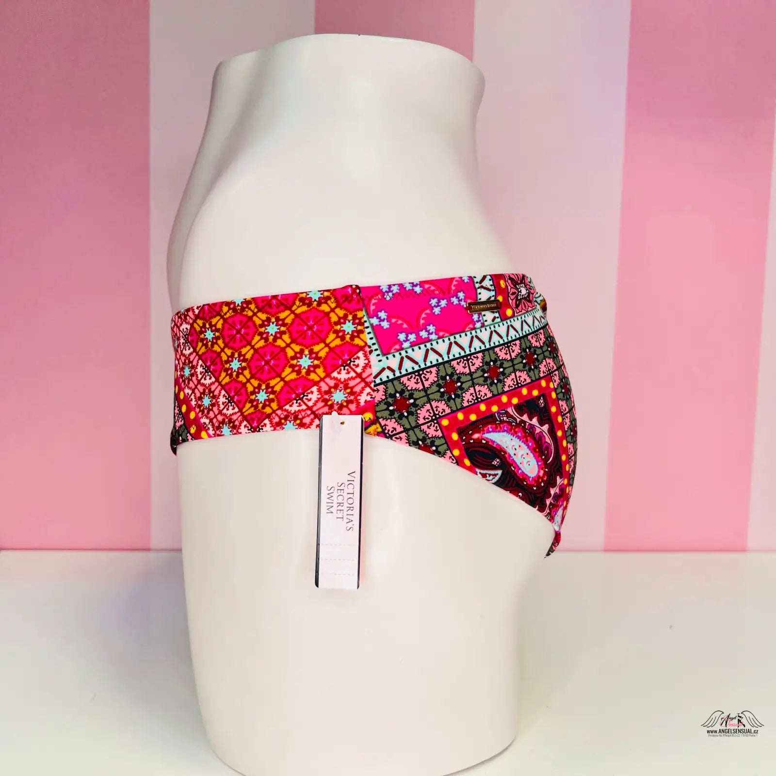 Pestrobarevný elastický spodní díl plavek Victoria’s Secret Fabulous The Cheeky na bílém manekýnu