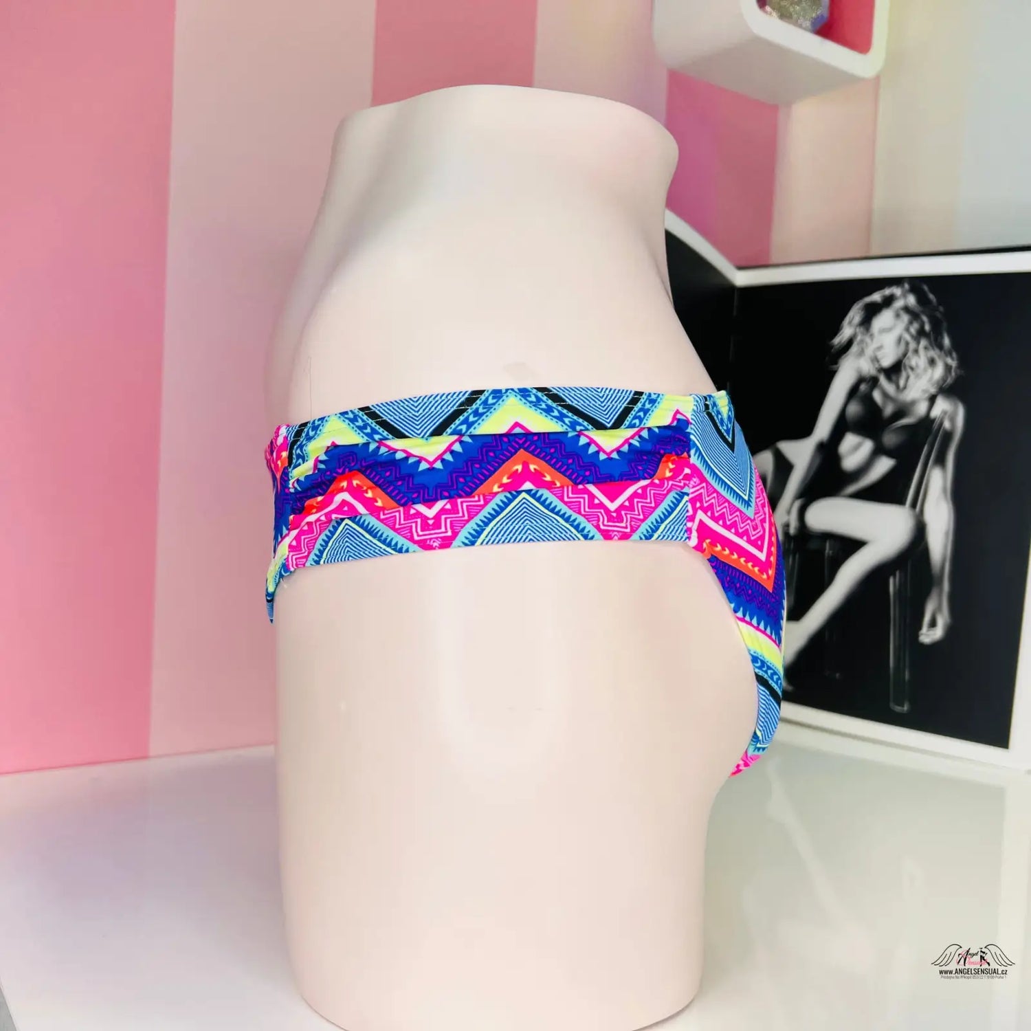 Bílá keramická váza s barevným vzorem kolem středu, ideální k luxusnímu spodnímu dílu plavek