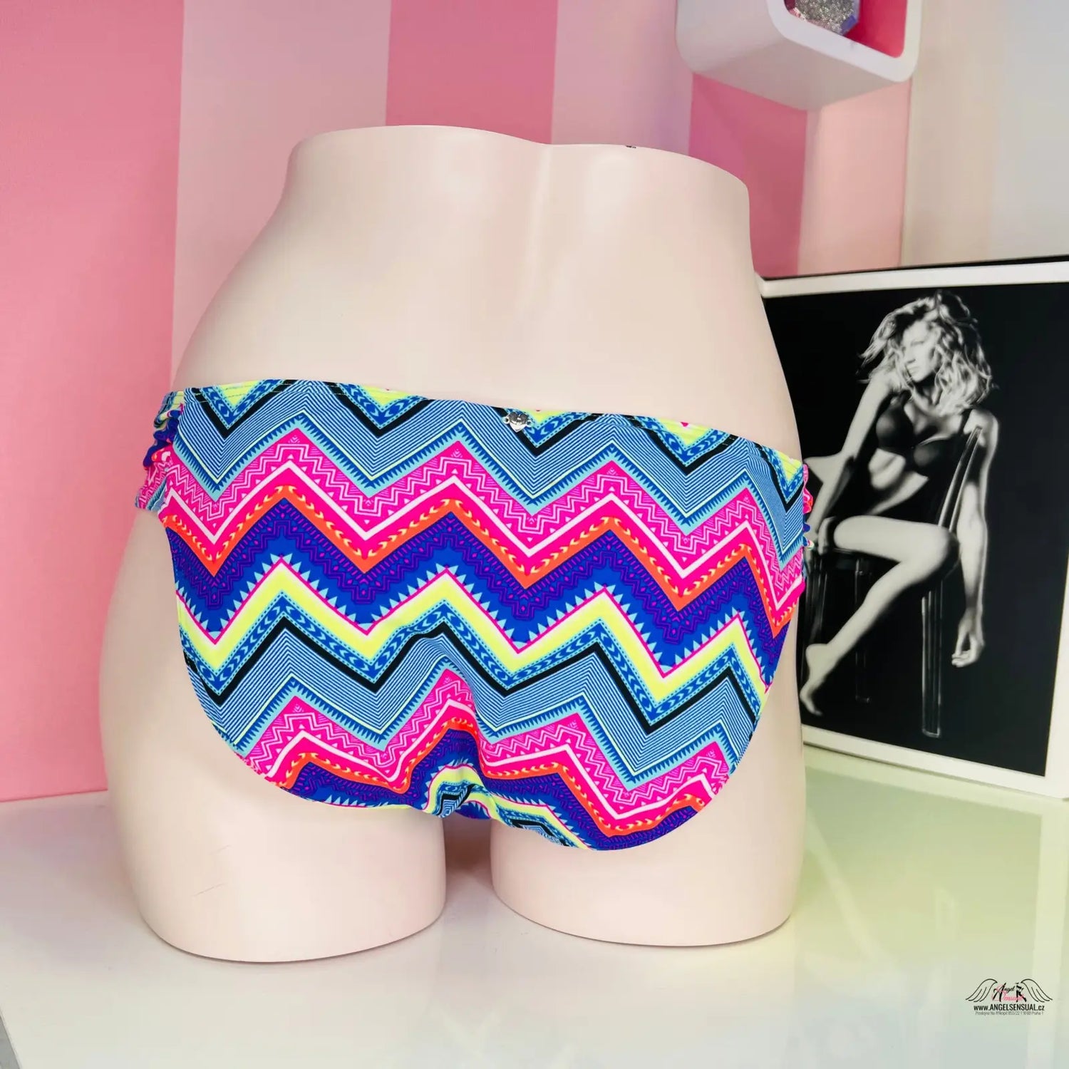 Barevný cikcak vzor na mannequinovi, luxusní spodní díl plavek Victoria’s Secret