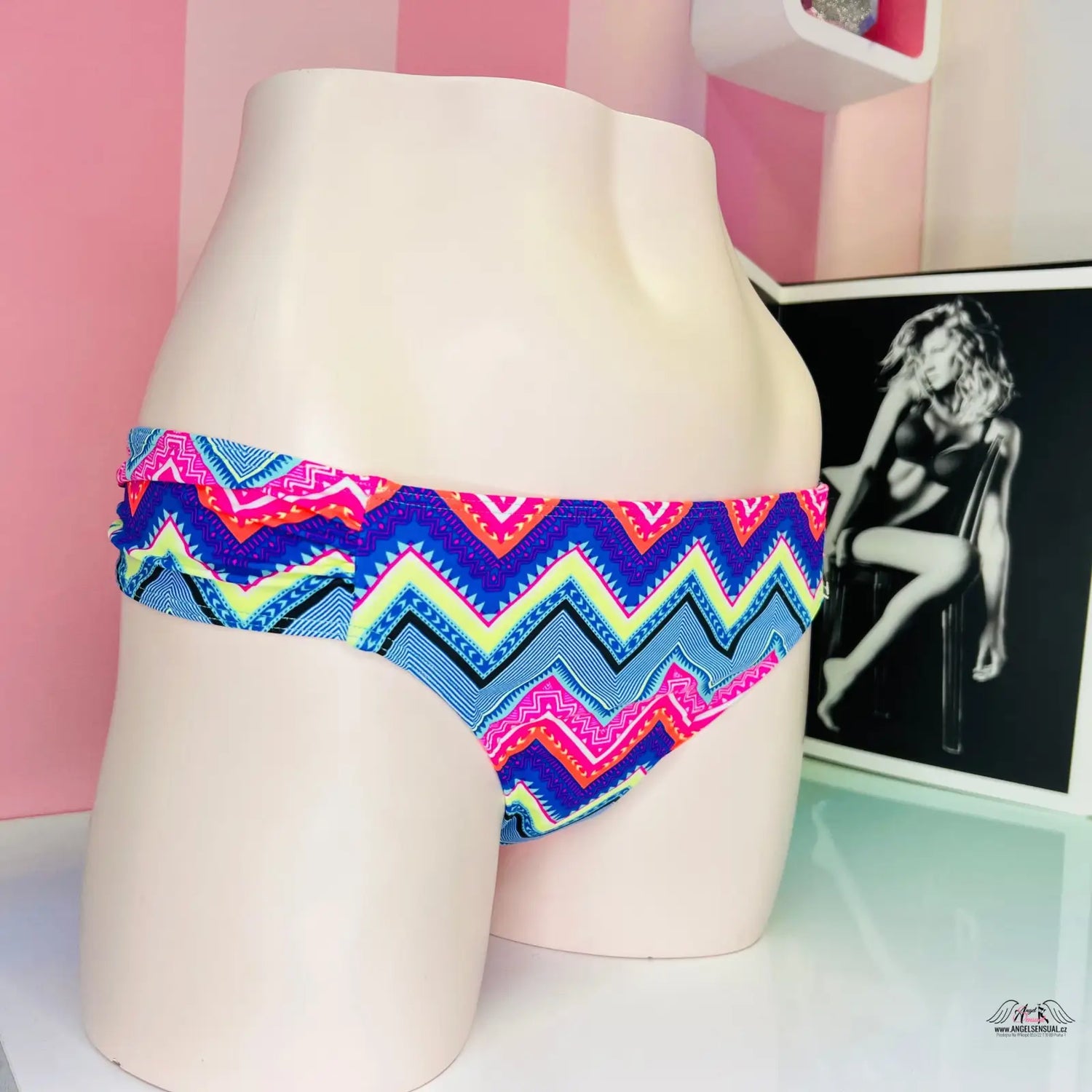 Colorful chevron-patterned spodní díl plavek Victoria’s Secret, luxusní spodní díl plavek