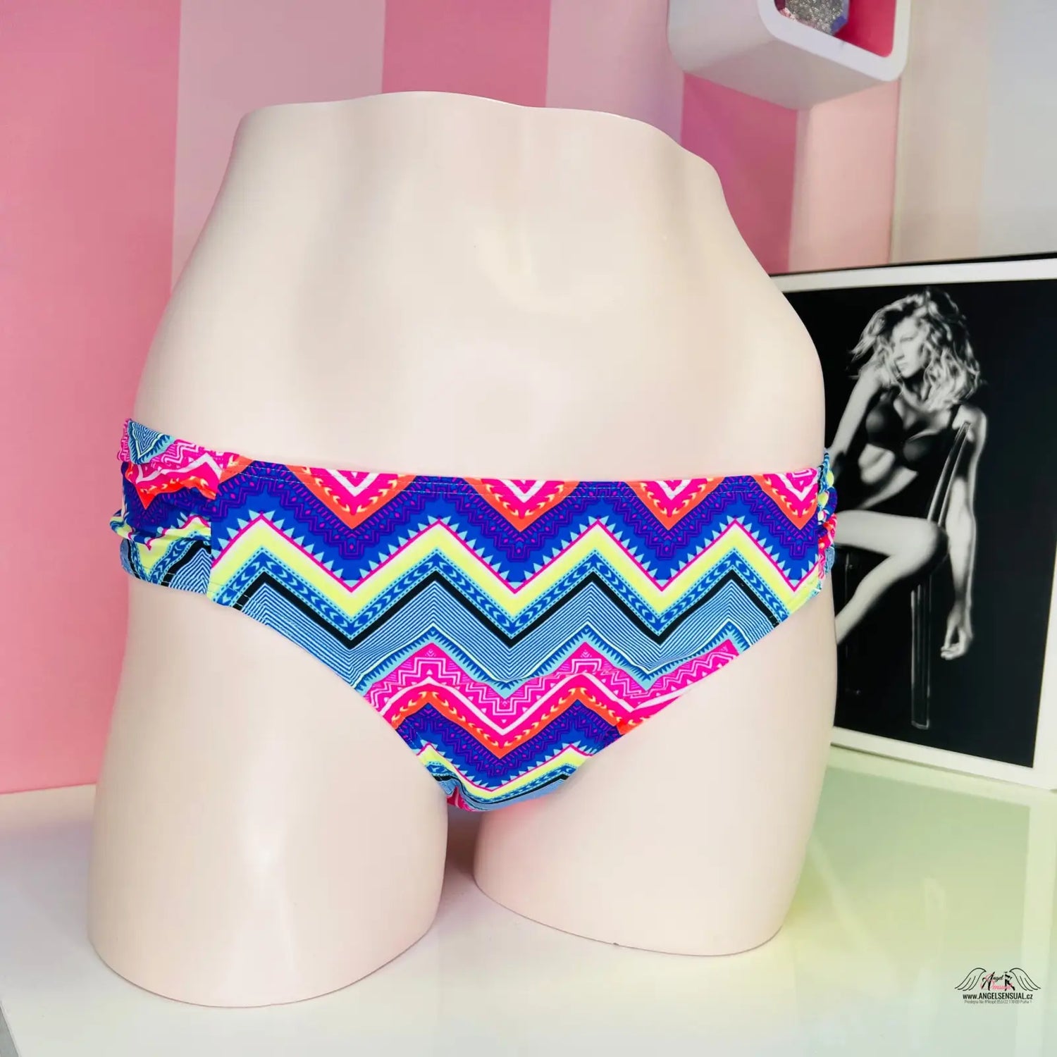 Colorful chevron-patterned spodní díl plavek Victoria’s Secret, luxusní spodní díl plavek