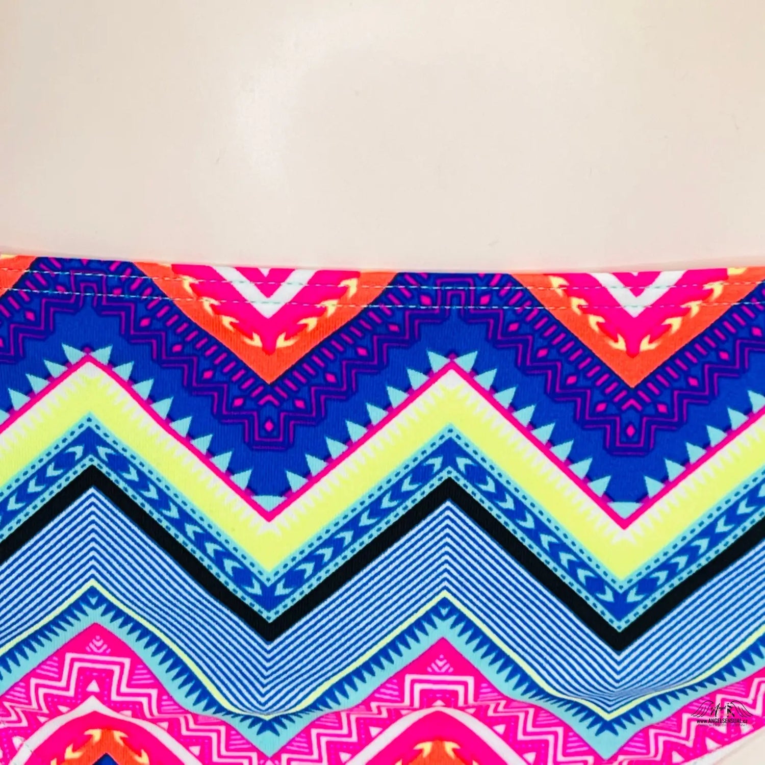 Vibrantní geometrický vzor zigzag chevron na luxusním spodním díle plavek Victoria’s Secret