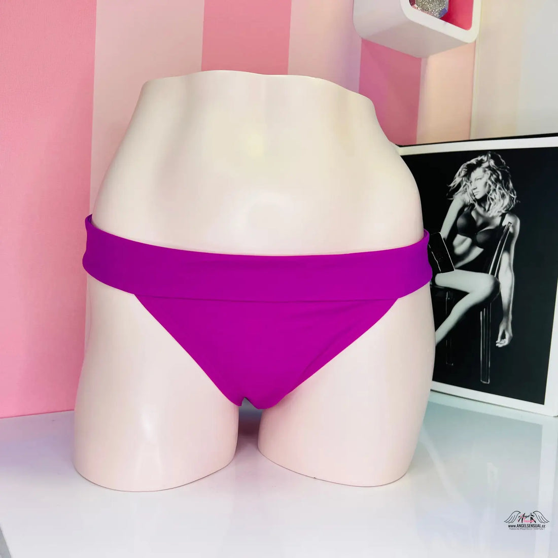 Elegantní fialový spodní díl plavek Victoria’s Secret s stylovým spodním dílem a vykrojením