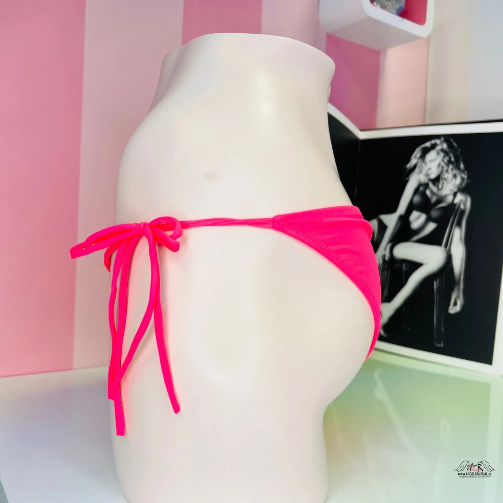 Stylový spodní díl plavek Victoria’s Secret s ozdobnými flitry na bílém manekýnu