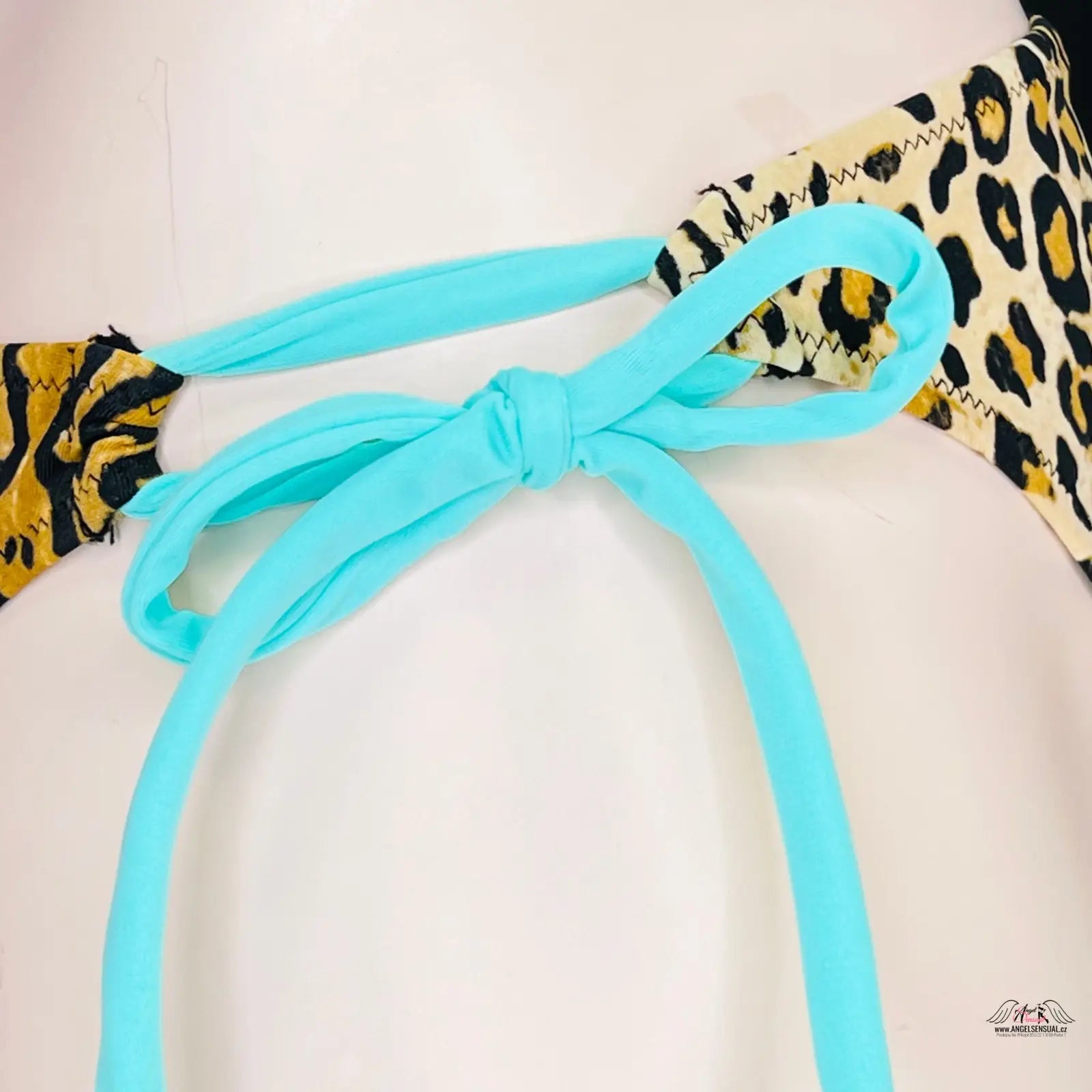 Turquoise bow na leopardím vzoru látky, spodní díl plavek Victoria’s Secret Gepard