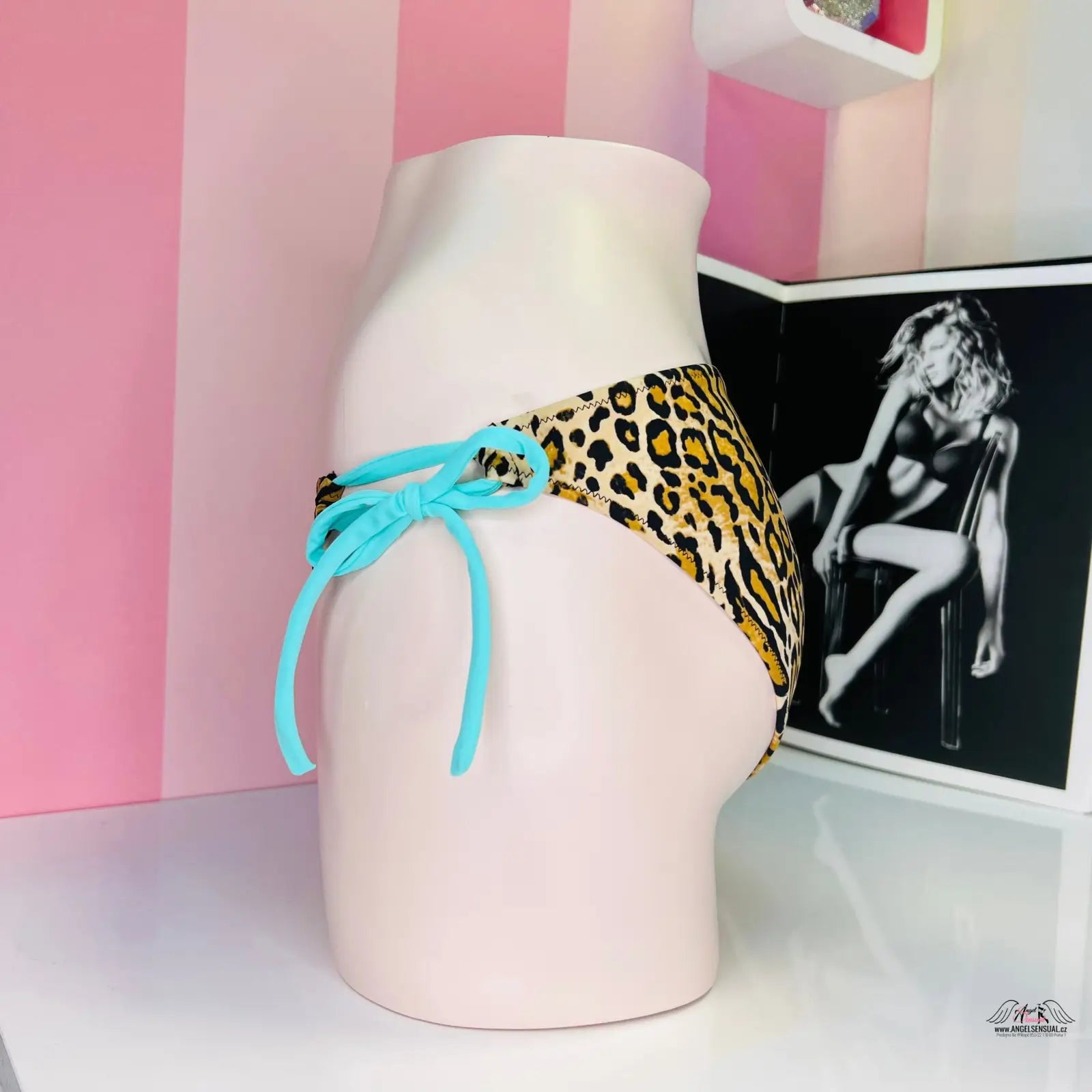 Leopard print spodní díl plavek Victoria’s Secret Gepard/Tyrq na bílé figuríně