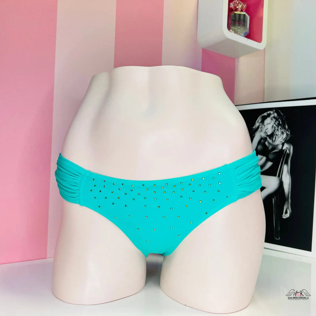 Turquoise studded bikini bottom displayed on a white mannequin form, elegantní spodní díl plavek