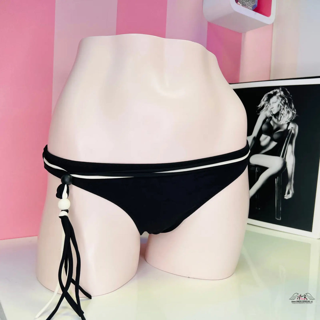 Black bikini spodní díl s bílým lemem a ozdobnými šňůrkami, sexy spodní díl plavek