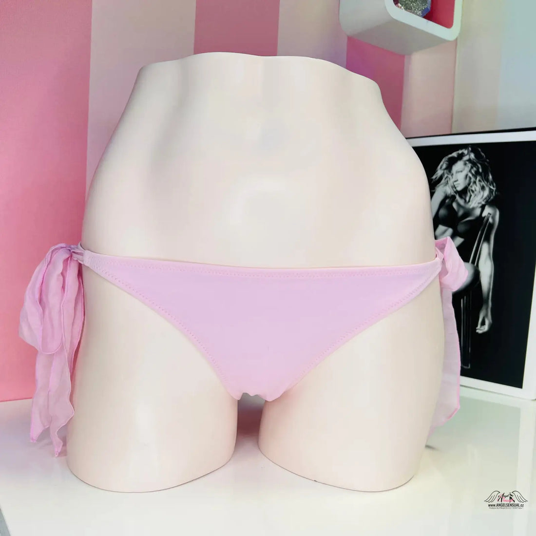 Pink krajkovým volánkem bikini spodní díl s tkaním, ideální pro letní dobrodružství