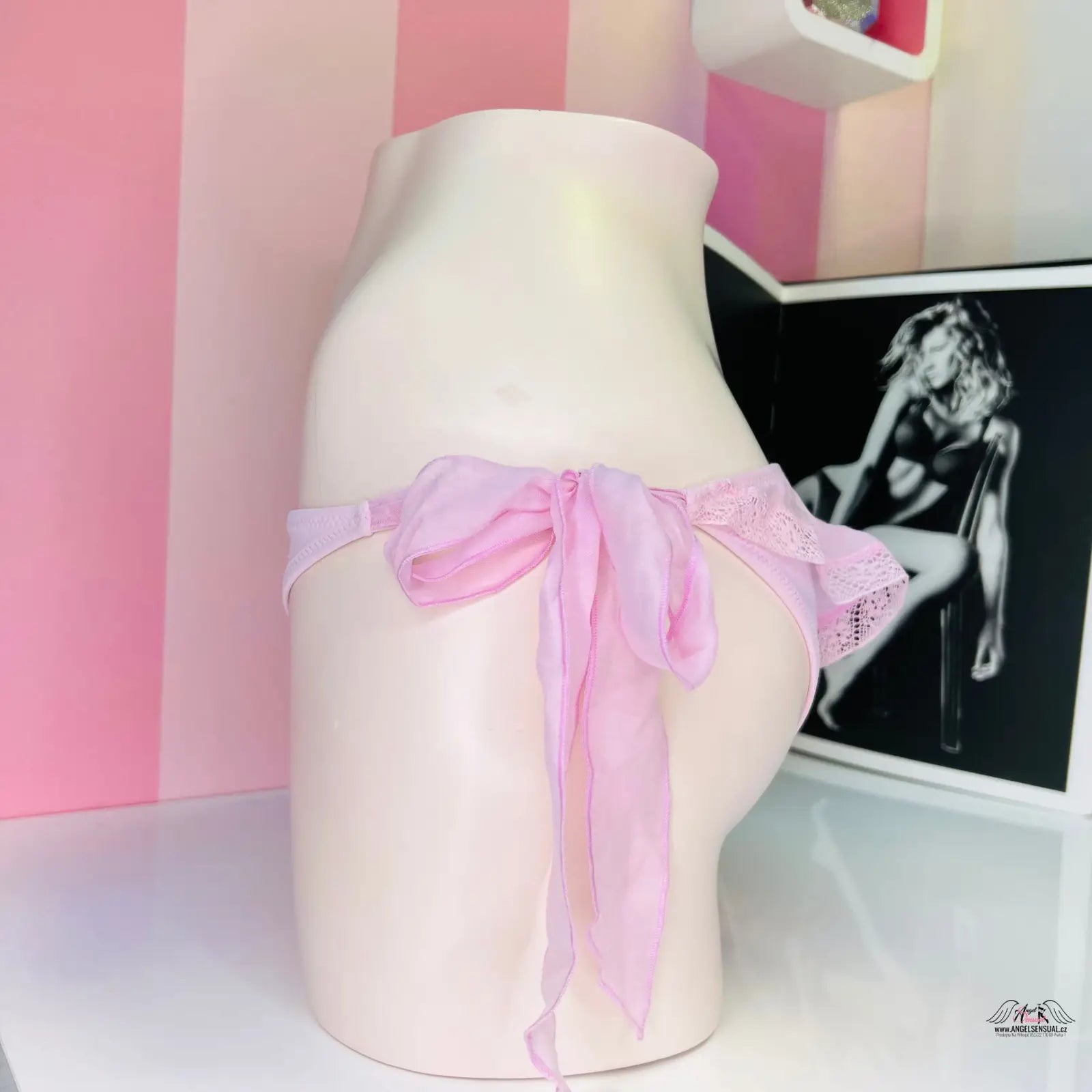Pink krajkovým volánkem spodní díl plavek Victoria’s Secret pro stylové letní dobrodružství