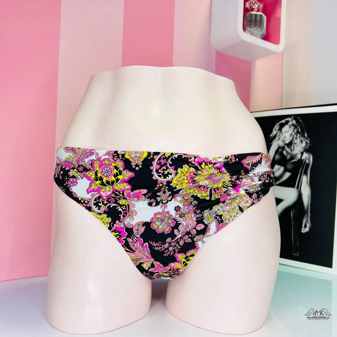 Barevný spodní díl plavek Victoria’s Secret s květinovým vzorem na černém pozadí