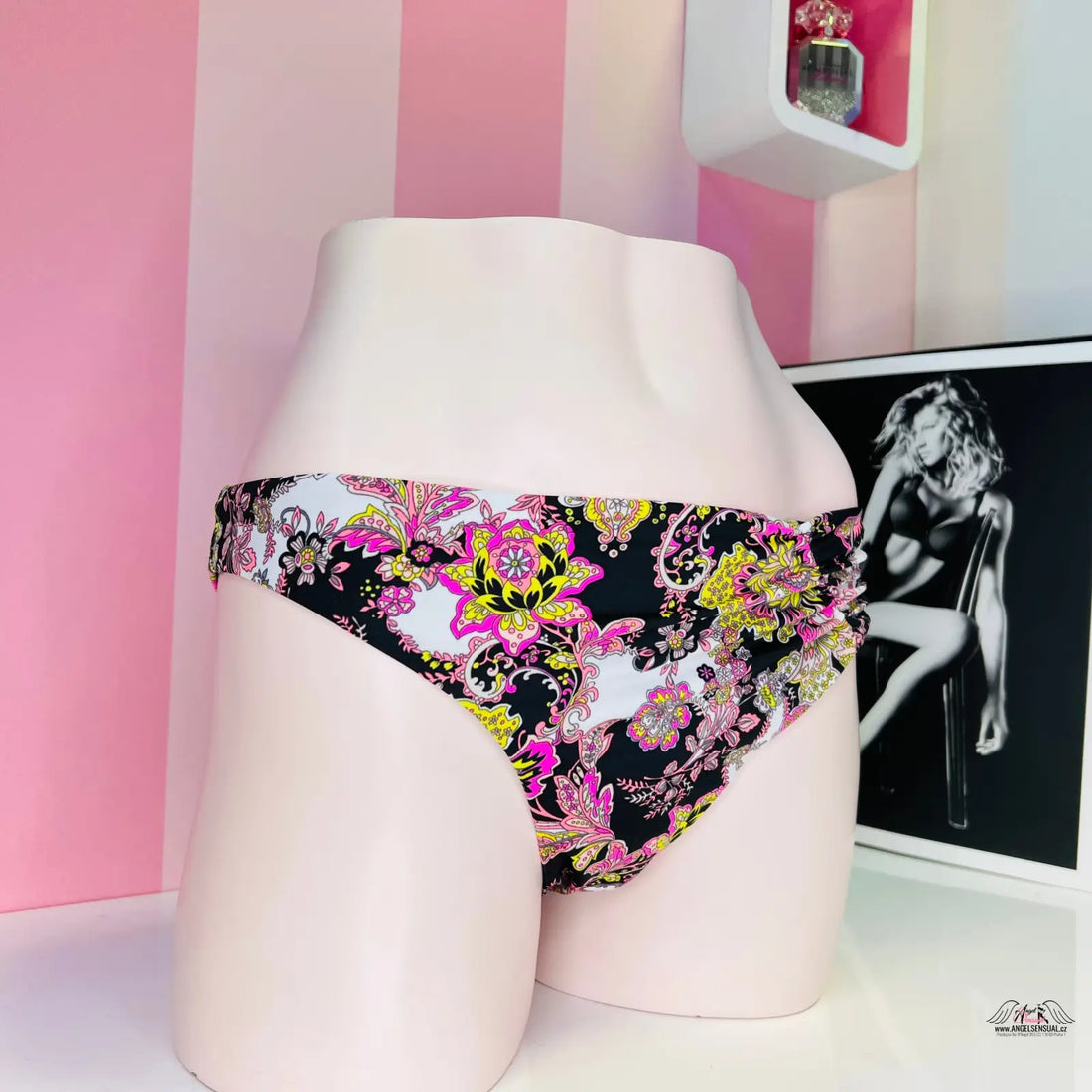 Barevný spodní díl plavek Victoria’s Secret s květinovým vzorem na černém pozadí