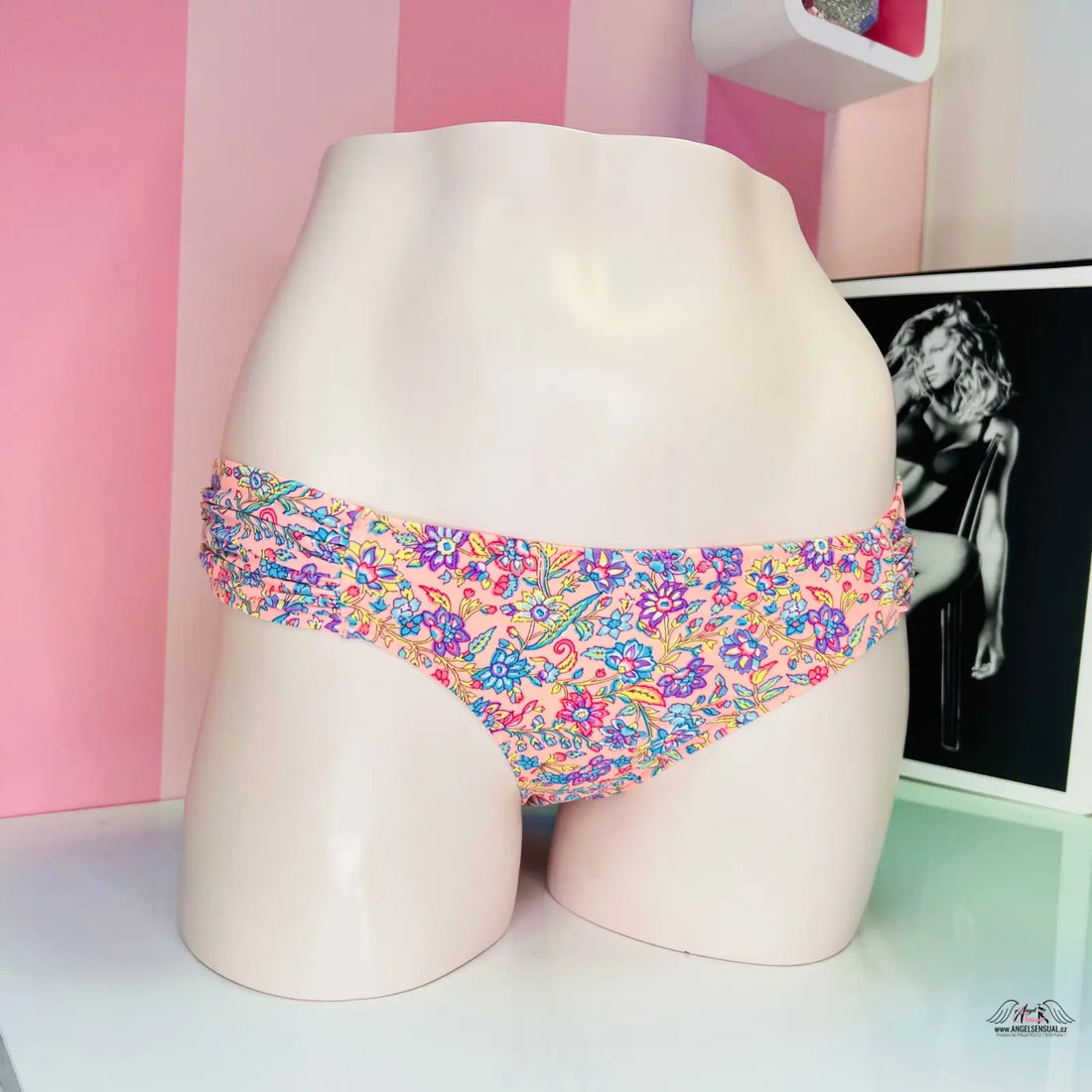 Floral print bikini bottoms, Řasený spodní díl plavek, stylové léto, spodní díl plavek