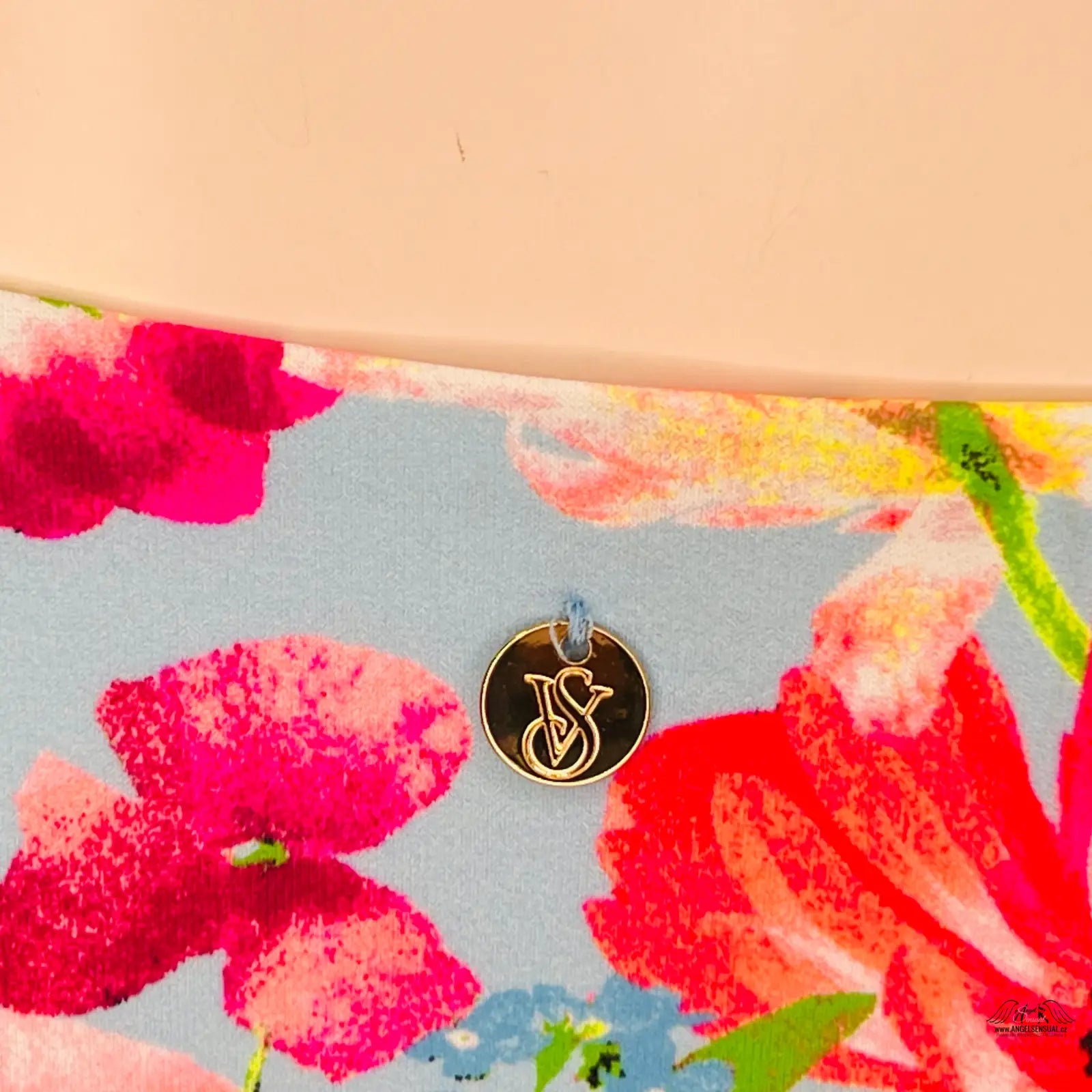 Stříbrný kruhový přívěsek s uměleckým monogramem na stylovém spodním díle plavek Květinovým vzorem