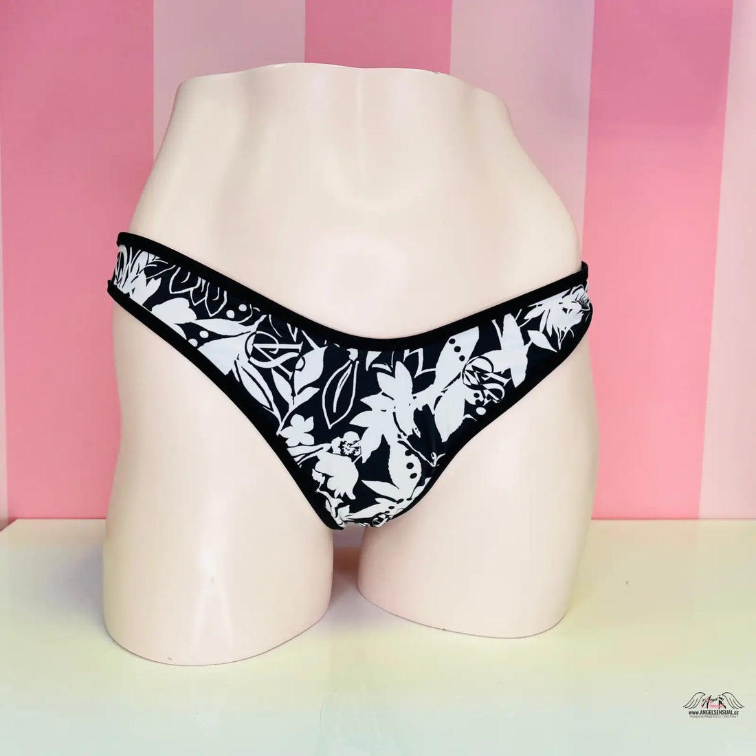 Černobílý květinový spodní díl plavek Victoria’s Secret na manekýnu
