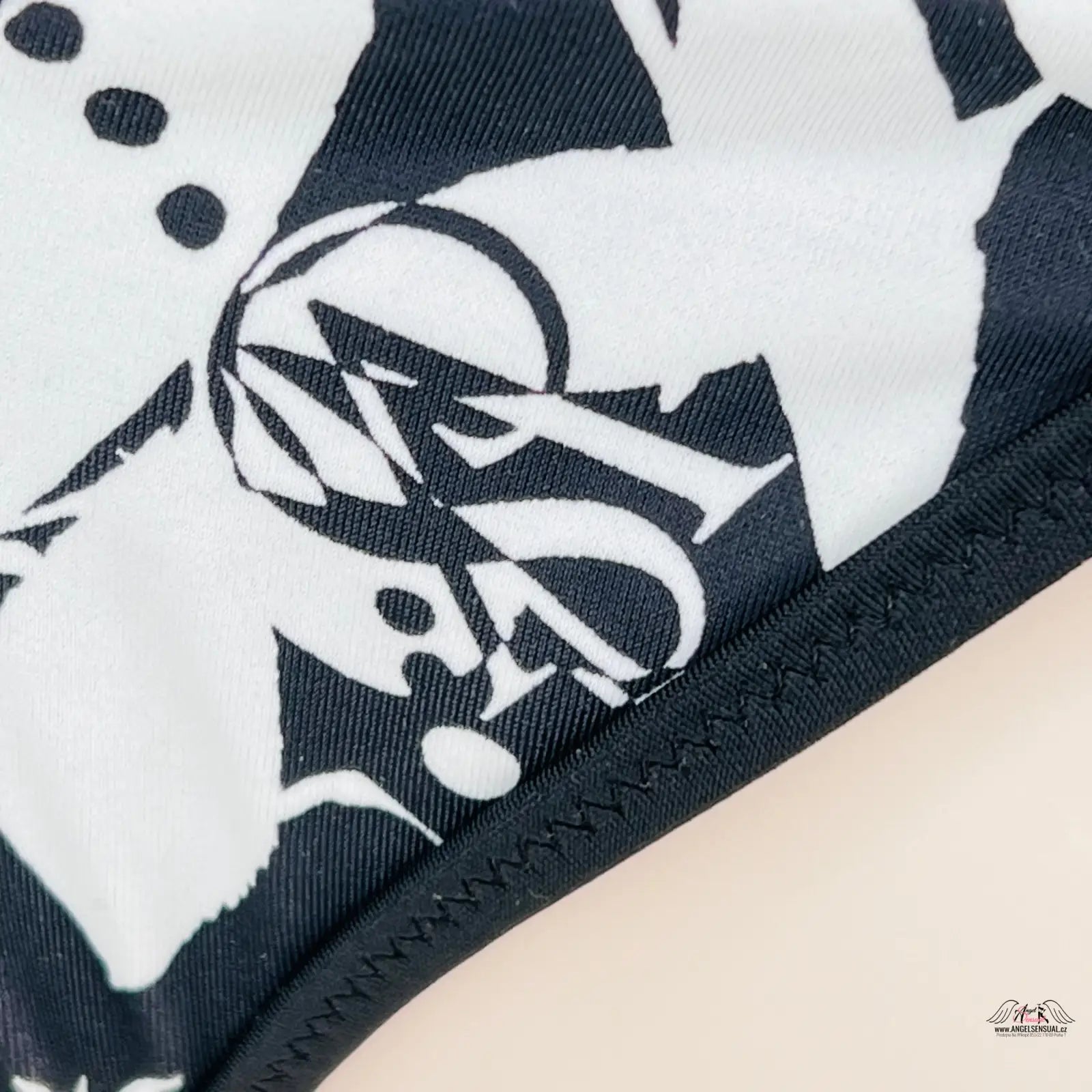 Stylový spodní díl plavek Victoria’s Secret s černobílým vzorem a švem zigzag