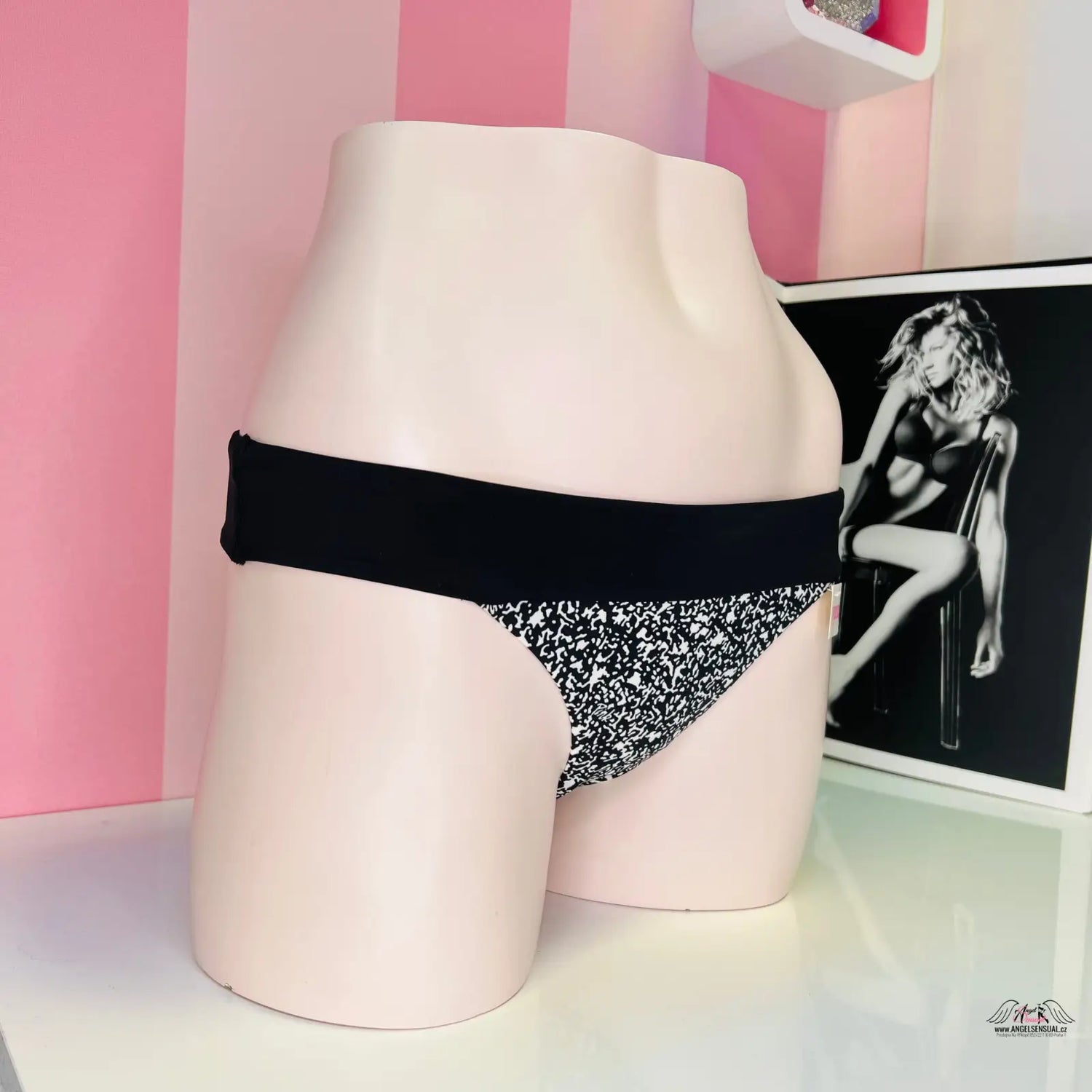 Černobílé vzorované spodní díl plavek Victoria’s Secret s vyšším pasem a stylovým designem